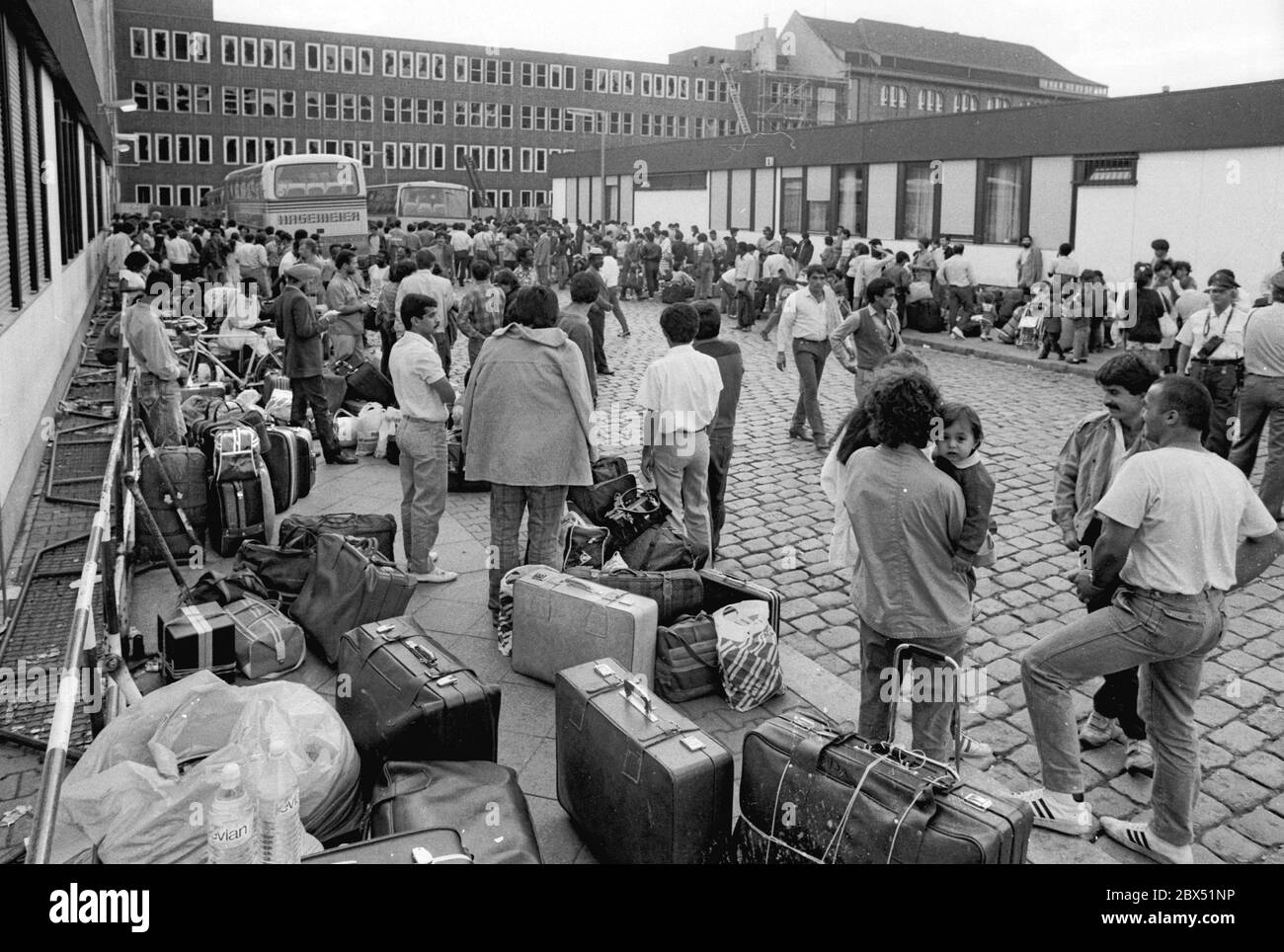 Berlin / foreigners / 8/1986 Asylum office at Friedrich-Krause-Ufer, waiting for transport to another federal state. This is to create a fair balance between the states concerned. At that time, mainly Iranians, Pakistanis, Ceylonese are seeking asylum, and of course Turks and Kurds. // Asylum / Asia /// Kurds *** Local Caption *** Asylum seekers, -Asylum Social Department-. Waiting for transportation to other states to balance bureau. They are mainly coming from Bangla Desh, Iran and Pakistan and Ceylon // Foreigners / migration / Asia / Asian [automated translation] Stock Photo