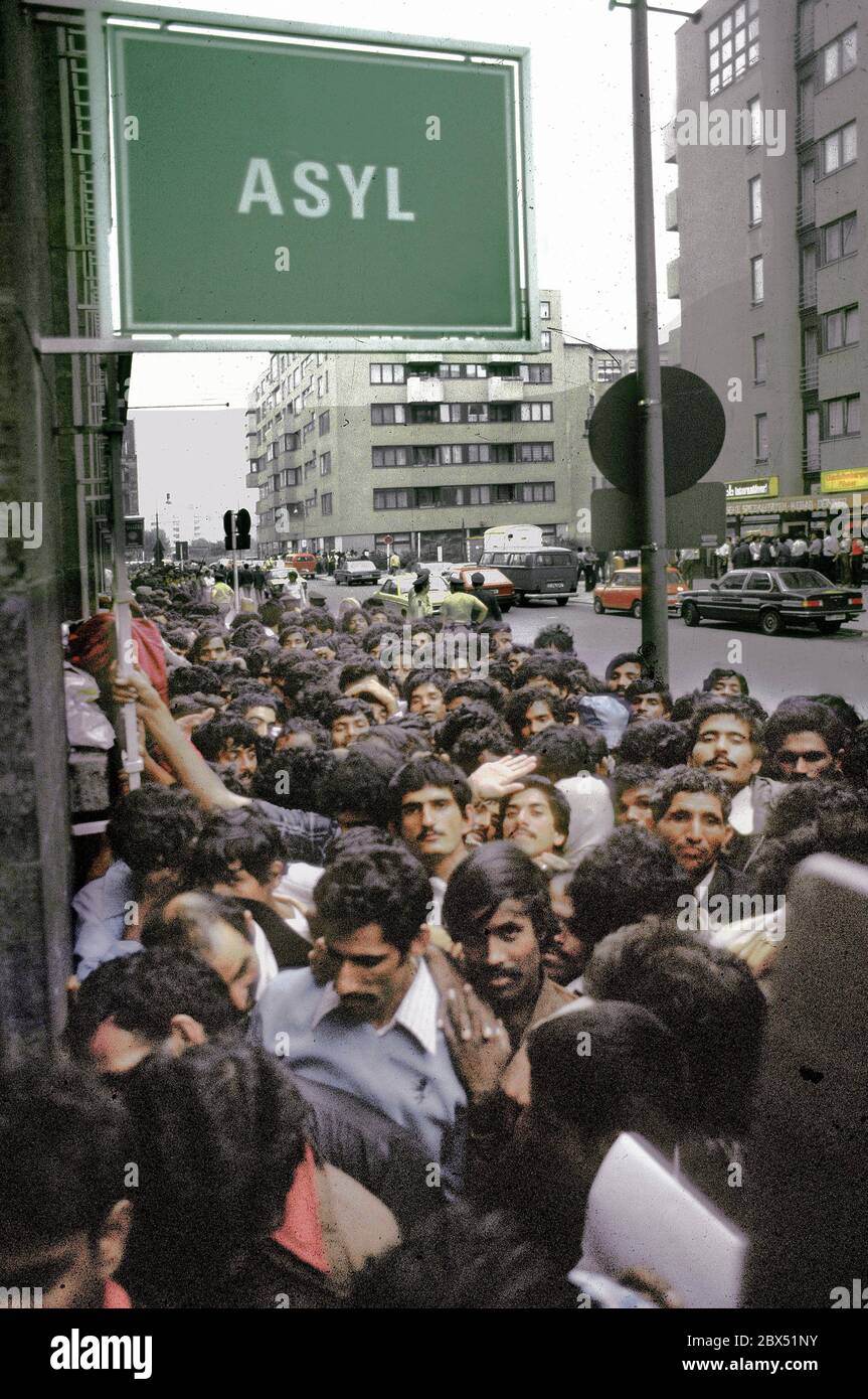 Berlin districts / foreigners / 8.8.1978 Asylum office in Kreuzberg, Puttkamer Strasse. Mainly people from Pakistan and Bangla Desch. Long queues. The office is overloaded. It is moved to Friedrich-Krause-Ufer, Tiergarten/Wedding // Asia / Snakes / Asylum [automated translation] Stock Photo