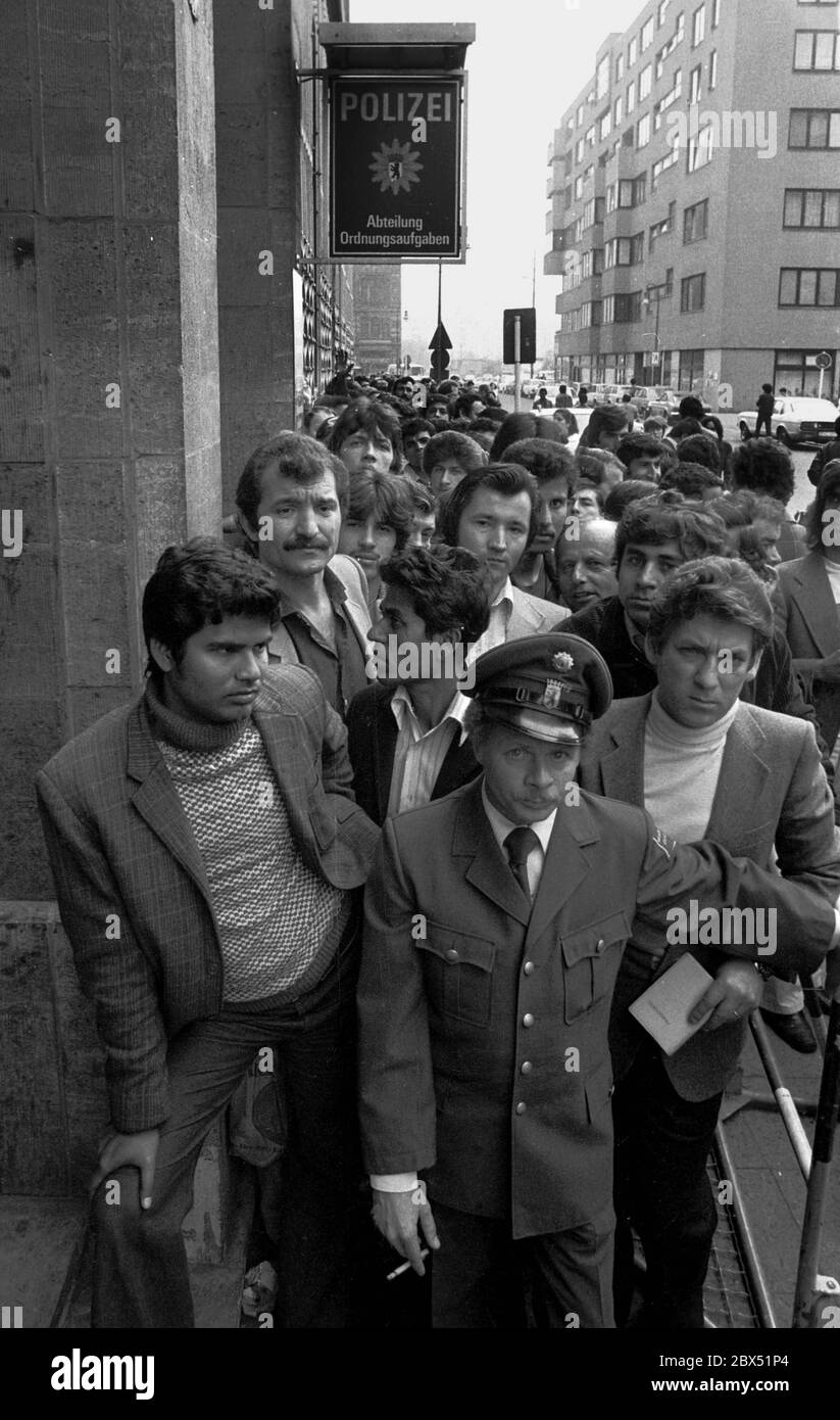 Berlin-City / Foreigners / Asylum office in Kreuzberg, Puttkamer Strasse. There are mainly people from Pakistan and Bangla Desch, but also Turks // Asia / Snakes / Districts / Asylum *** Local Caption *** Foreigners / Asia Waiting for entrance into the asylum office. Mostly people from Bangla Desh and Pakistan [automated translation] Stock Photo