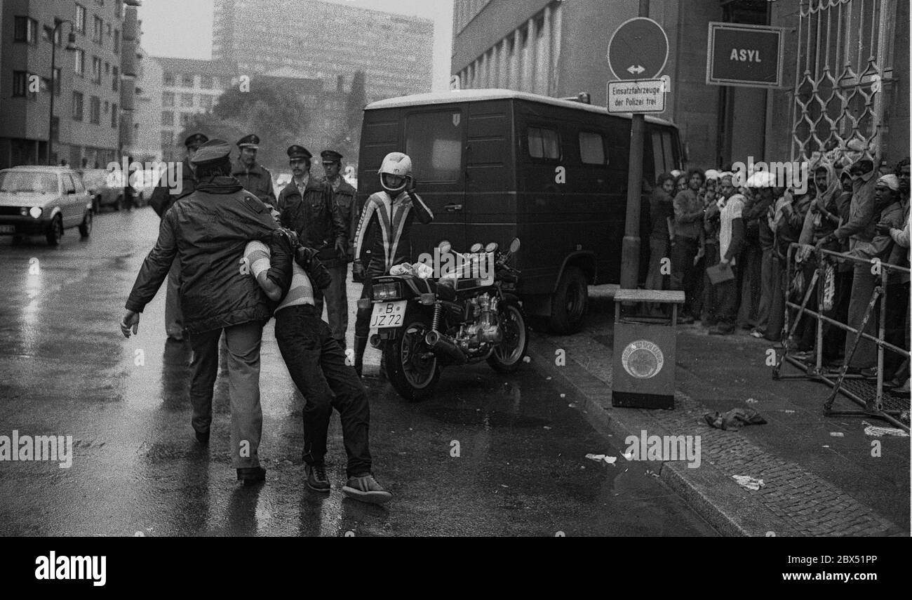 Berlin-City / Foreigners / 7 / 1981 Asylum office in Kreuzberg, Puttkamer Strasse. A police officer arrests a foreigner // Police / Asylum // Asia / Snakes / Districts / *** Local Caption *** Foreigners / Asia Waiting for entrance into the asylum office. Mostly people from Bangla Desh and Pakistan [automated translation] Stock Photo