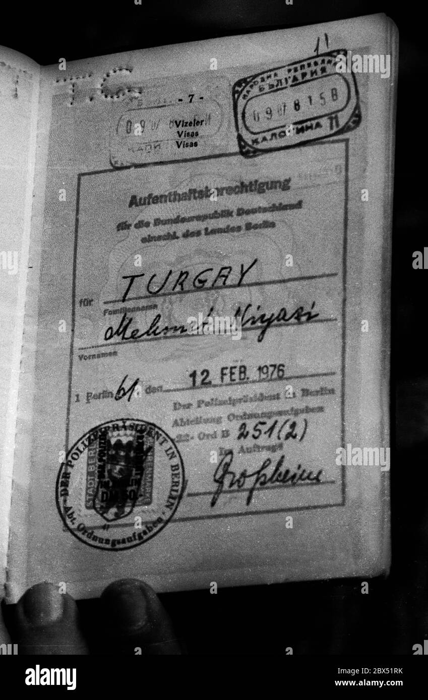 Berlin / Foreigners / Turks / 28.8.1982 This is what a residence permit looked like. A stamp in the passport. Senator of the Interior Lummer wanted to prohibit the immigration of foreigners into some districts of Berlin. This was the first time there were protests by many groups of foreigners. Niyazi Turgay was a teacher at MBSE, the vocational school for young people in Karlsbad. // Authorities / Immigration / Papers / Identification [automated translation] Stock Photo