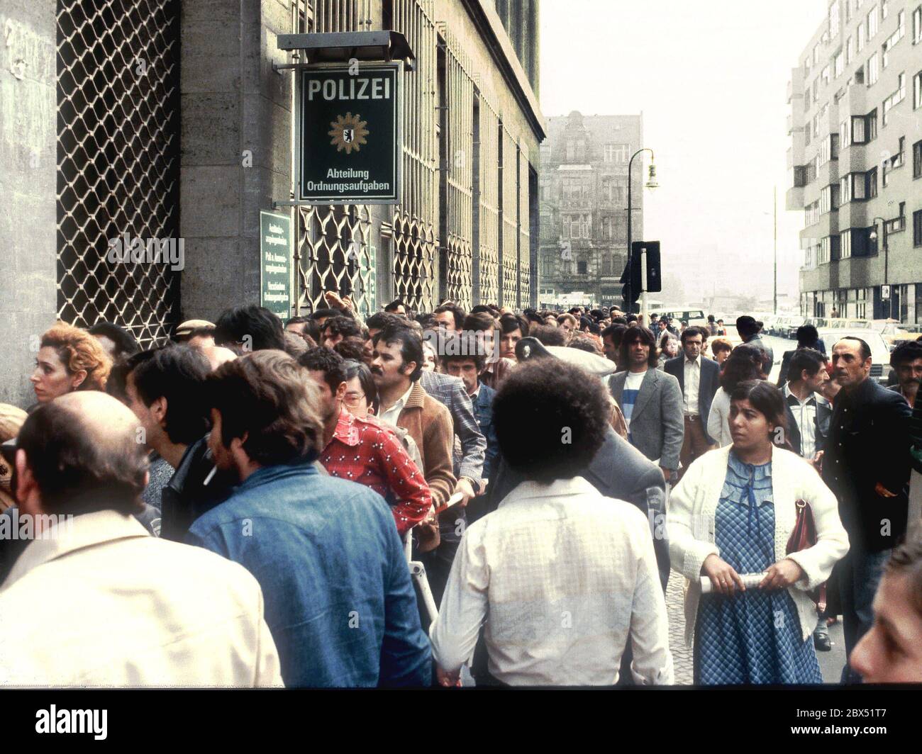 Berlin / Policy on foreigners / 14.6.1978 Asylum office in Berlin-Kreuzberg, Puttkamer Strasse. Mainly people from Pakistan and Bangla Desch, but also Turks // Crowd / Foreigners-Asia / Snakes / Police Berlin / Asylum [automated translation] Stock Photo