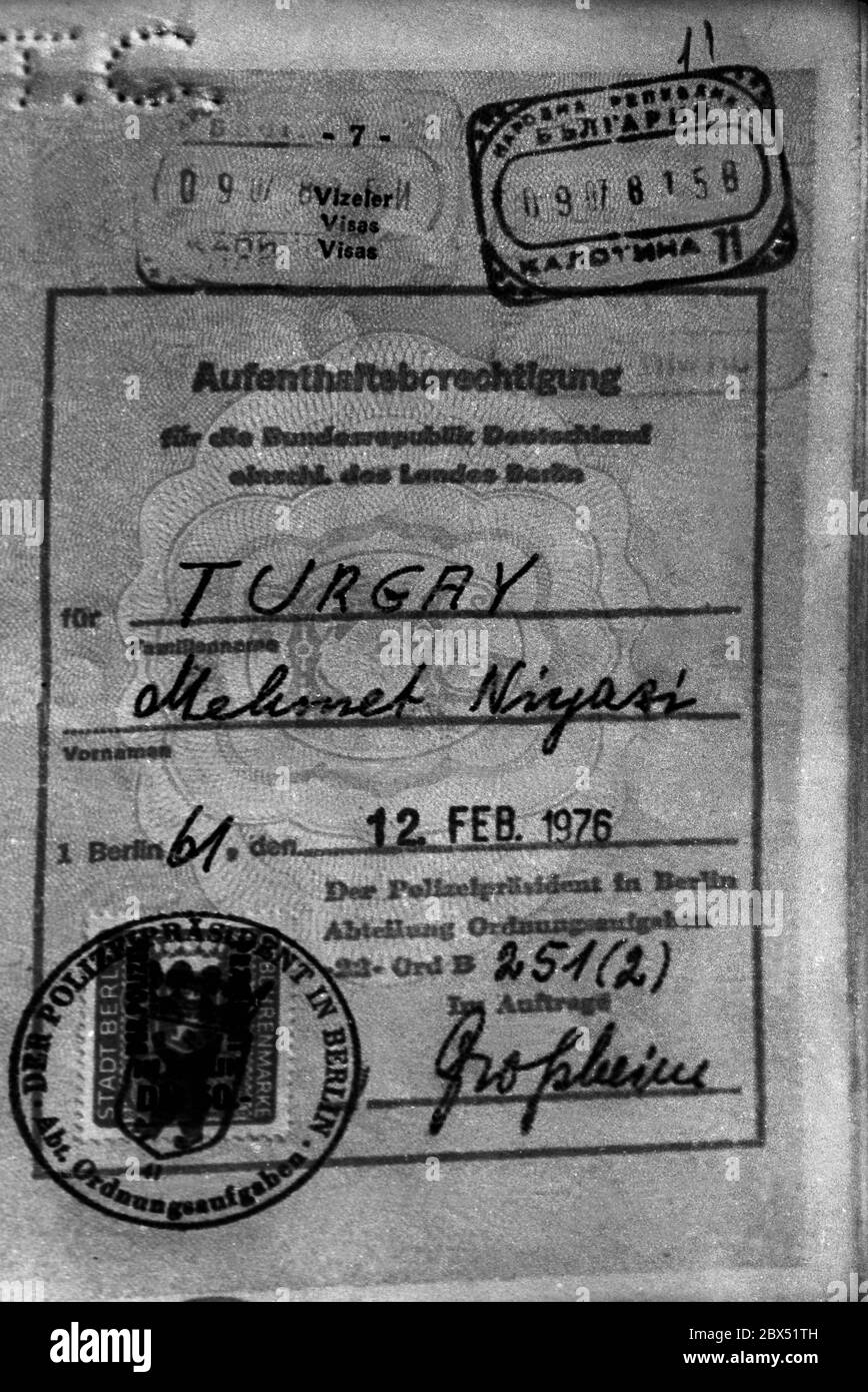 Berlin / Foreigners / Turks / 28.8.1982 This is what a residence permit looked like. A stamp in the passport. Senator of the Interior Lummer wanted to prohibit the immigration of foreigners into some districts of Berlin. This was the first time there were protests by many groups of foreigners. Niyazi Turgay was a teacher at MBSE, the vocational school for young people in Karlsbad. // Authorities / Immigration / Papers / Identification [automated translation] Stock Photo