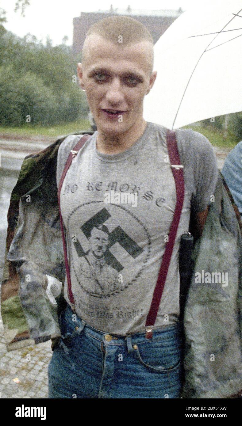 Berlin-Spandau / Nazis / right wing groups 20.8.1987 In front of the war criminals' prison in Spandau, Rudolf Hess has just died. The right-wing groups are gathering in mourning. A skinhead with a T-shirt bearing a Hitler portrait, a swastika and the following inscription: -No remorse-, -no regrets- // Nazi / Fascism / *** Local Caption *** The Prison for war criminals in Berlin-Spandau. The last prisoner, Rudolf Hess, just died after 46 years in the prison shown in the background. Right wing people are gathering for mourning. This Skinhead has a t-shirt with a swastika, a hitler picture and Stock Photo