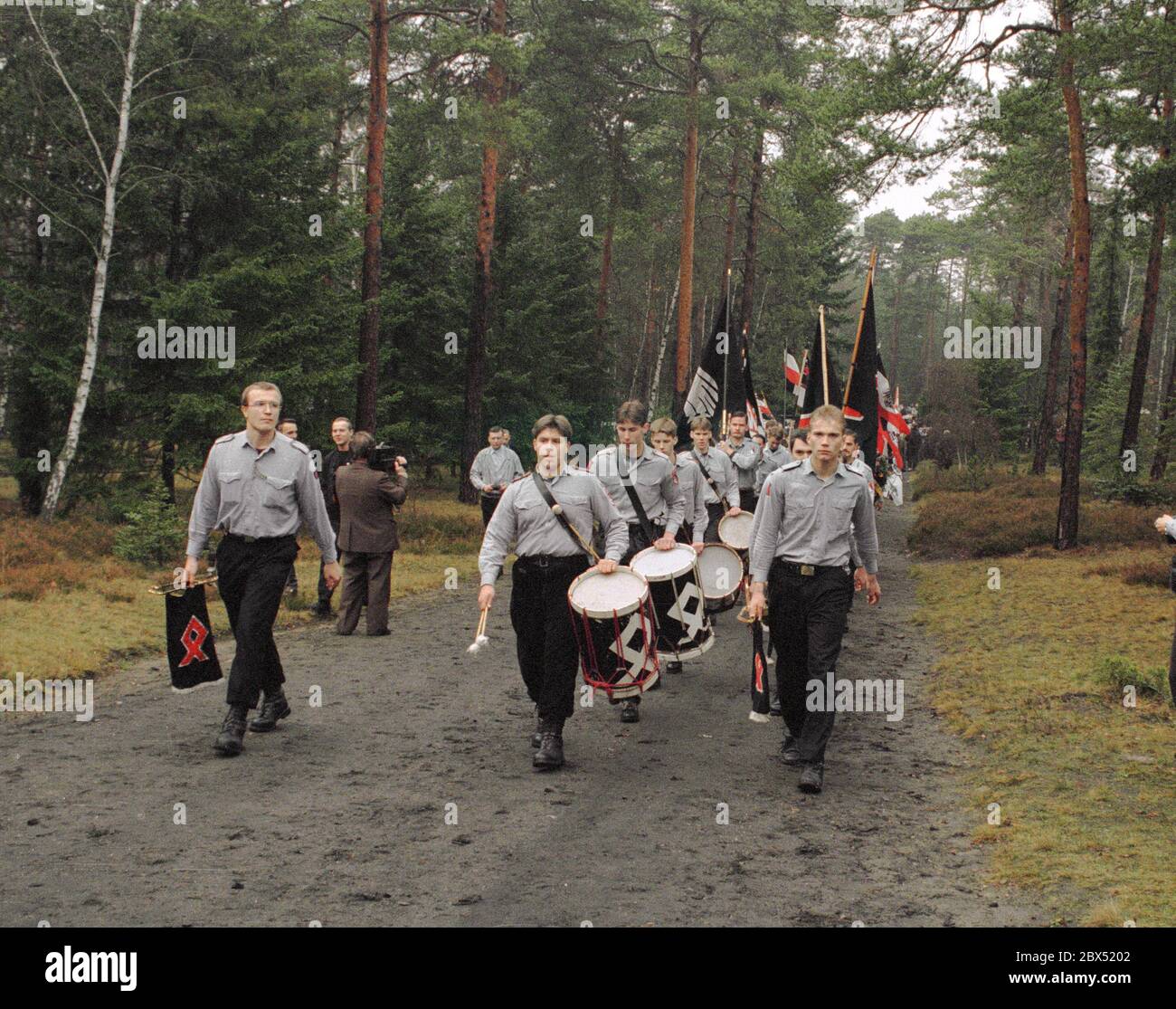 Brandenburg / Nazis / Rights / 18.11.1990 Half near Berlin. The Viking Youth marched up to a flag roll call with drummer and fanfare corps and in uniform. A number of right-wing groups hold a heroic commemoration ceremony. More than 20,000 German soldiers who died fighting the Red Army in early 1945 are buried in the cemetery. Most of the groups came from North Rhine-Westphalia, one from Forst, Brandenburg and Berlin (Wandalen). // Neo-Nazis / Youth / Nazi / [automated translation] Stock Photo