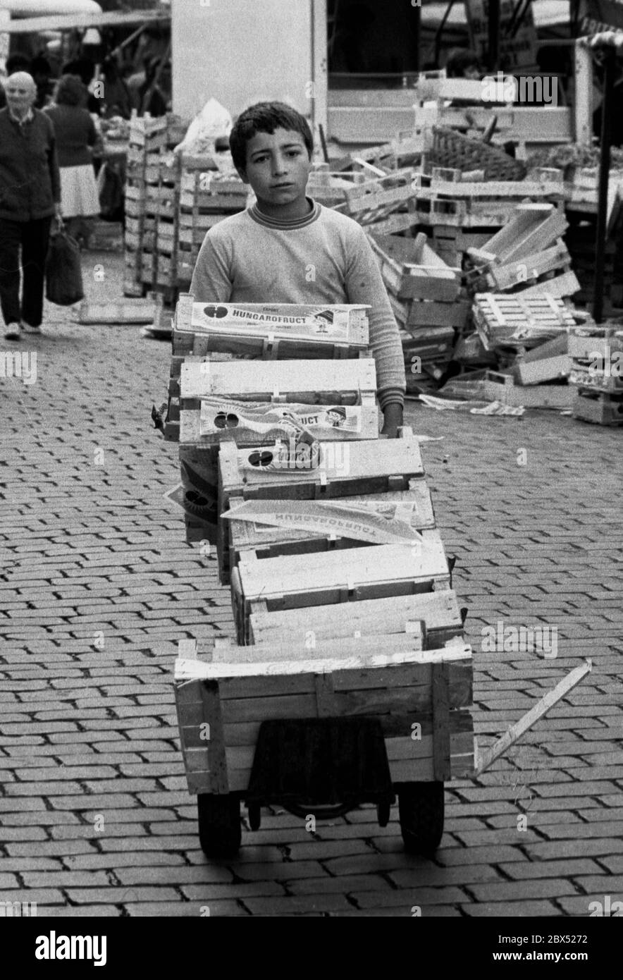 Berlin-Bezirke / Kreuzberg / Neukoelln / 10.5.1979 Child labour at the Tuerkenmarkt on the banks of the Maybach, a Turkish boy working at a vegetable stall // Children / Work / Turks / Foreigners [automated translation] Stock Photo