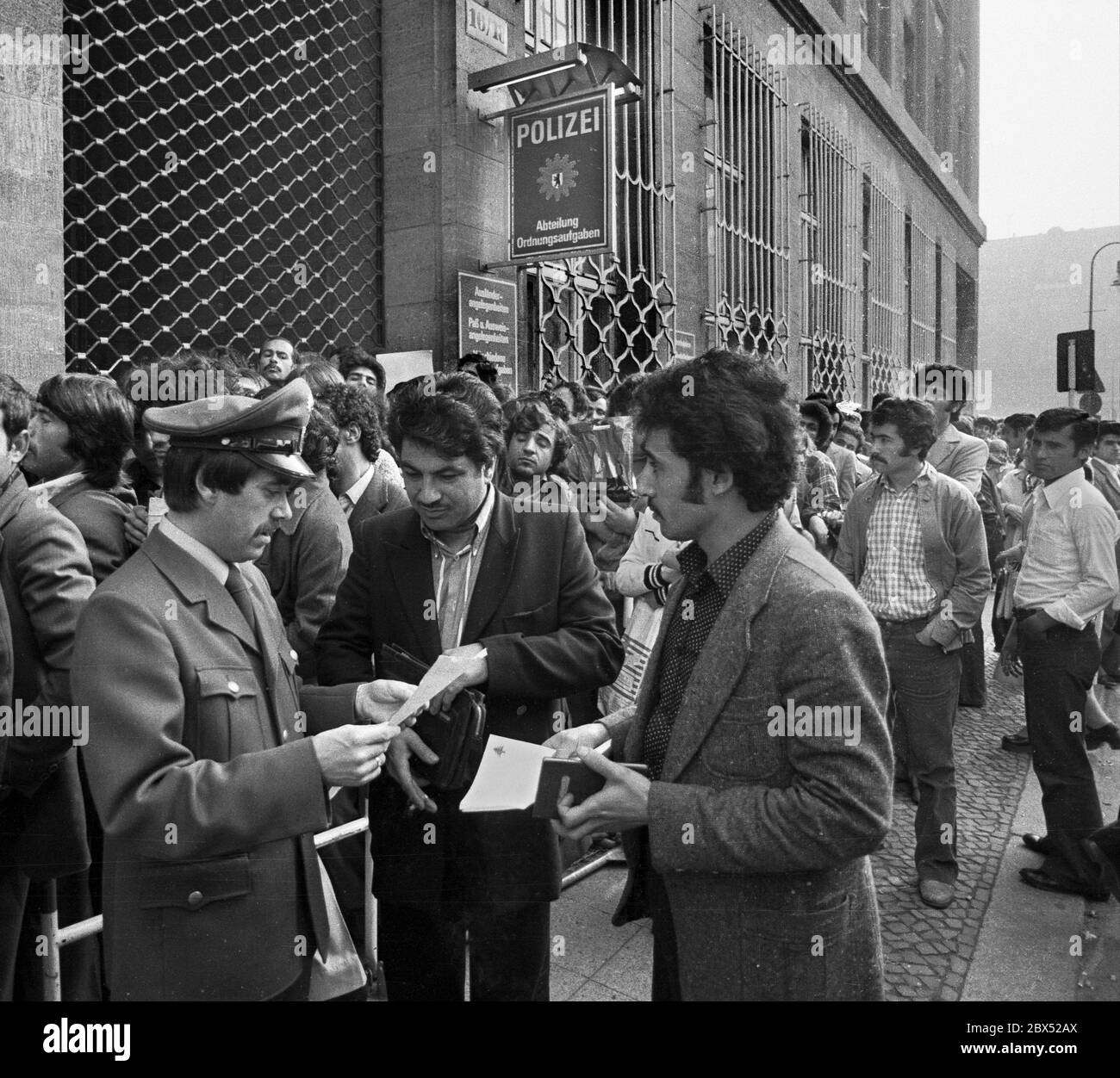 Berlin-Stadt / Foreigners / 30.5.1980 Asylum centre in Kreuzberg, Puttkamer Strasse. Mainly people from Pakistan and Bangladesh, but also Turks // Asia / Snakes / Districts / Asylum *** Local Caption *** Foreigners / Asia Waiting for entrance into the asylum office. Mostly people from Bangla Desh and Pakistan [automated translation] Stock Photo