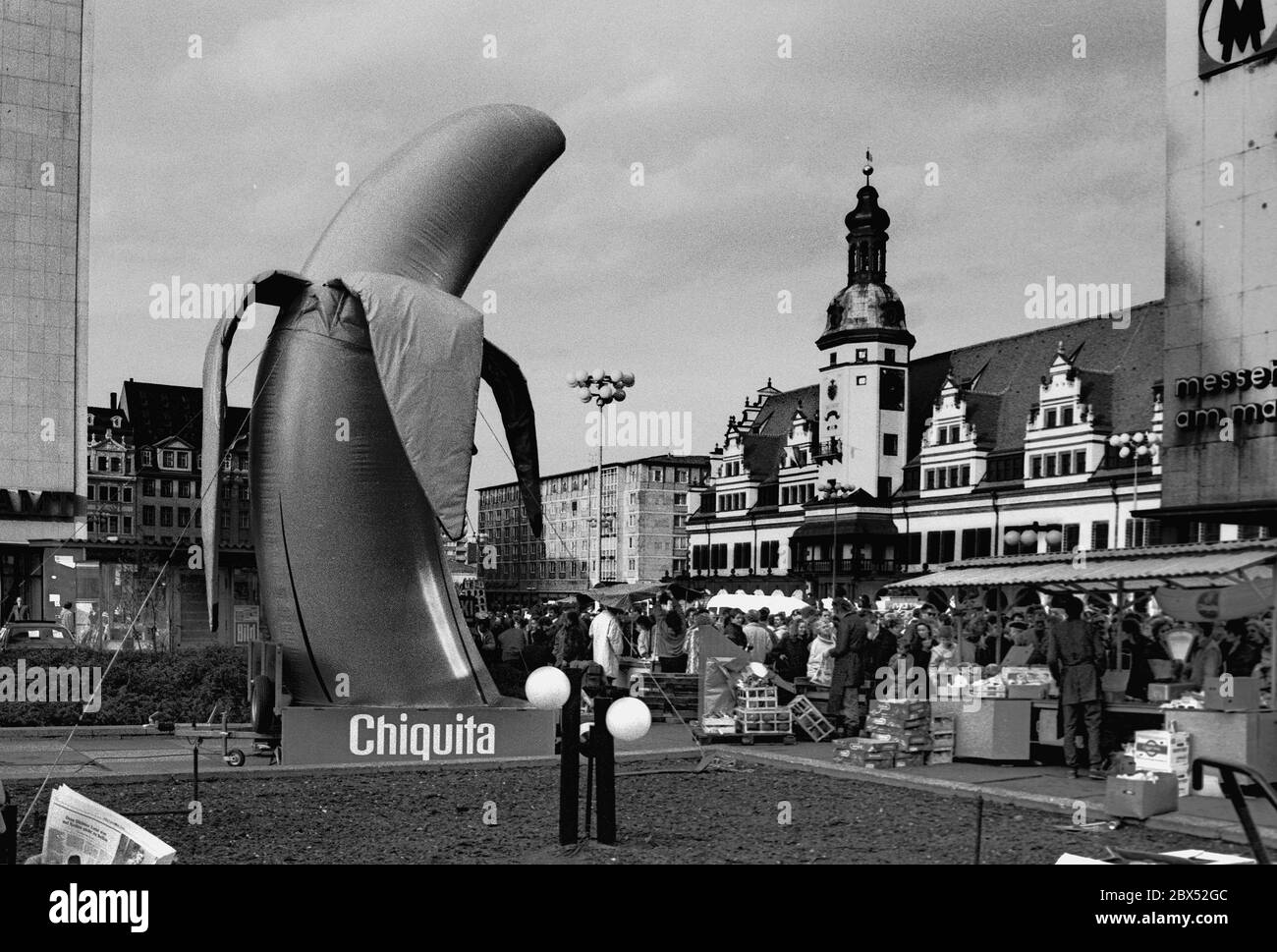 GDR-Land / Saxony / Leipzig 3 / 1990 Bananas for the East Germans. Early 1990 on the Old Market Square in Leipzig, in front of the historic city hall. Flying merchants from the West sell bananas against Westmark. There are long queues. // Agreement / Banana / Federal States [automated translation] Stock Photo