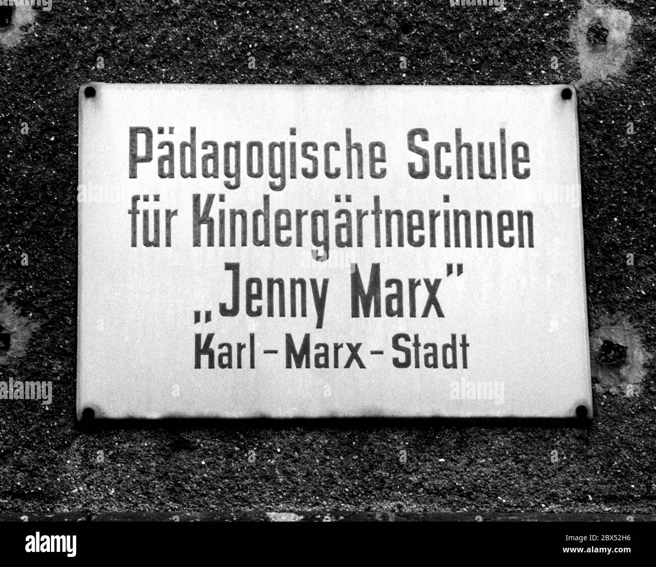 Saxony / places / March 1990 Karl-Marx-Stadt ( Chemnitz) , school -Jenny Marx-, wife of Karl-Marx, city centre // Socialism // [automated translation] Stock Photo