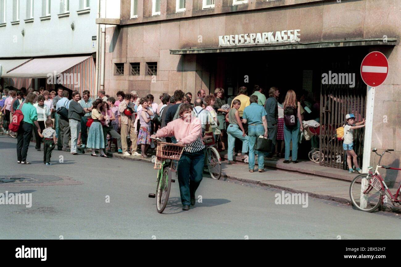 Saxony / GDR / unification 1990 queues in front of the Sparkasse in Grimma, Saxony. All GDR citizens must open an account for the coming exchange of GDR-Mark to D-Mark on 1.7.1990. // Banks / Money / Queues Federal States [automated translation] Stock Photo