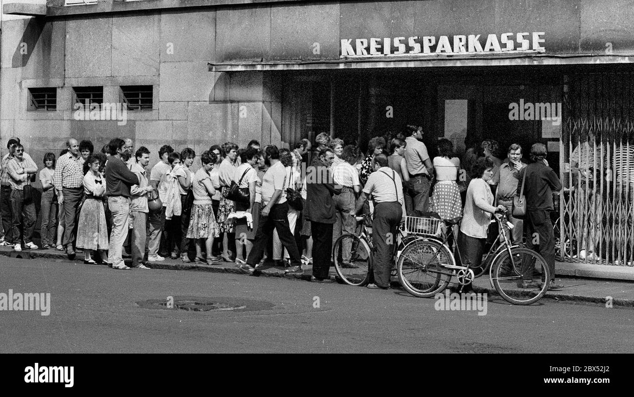 Saxony / GDR / unification 1990 queues in front of the Sparkasse in Grimma, Saxony. All GDR citizens must open an account for the coming exchange of GDR-Mark to D-Mark on 1.7.1990. // Banks / Money / Queues Federal States [automated translation] Stock Photo
