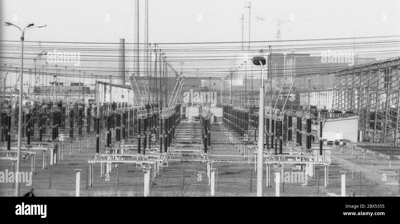 Mecklenburg-Western Pomerania / GDR / 1990 Lubmin nuclear power plant near Greifswald (background). Power distribution plant. The technology of the NPP was Soviet. A total of 5 units were planned, 4 were in operation, each with 400 MW capacity. All of them were shut down in 1990 // Atom / Energy / Reactor / Atom / Nuclear power / Federal States [automated translation] Stock Photo