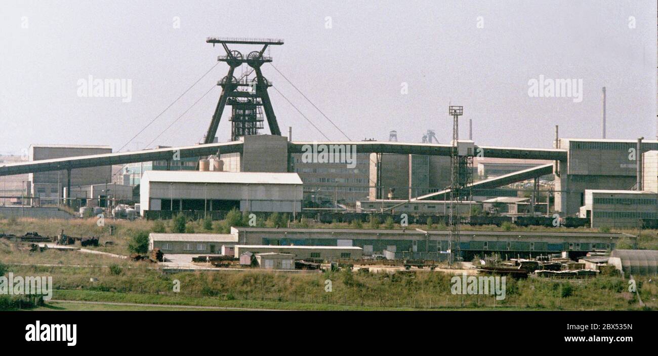 GDR / Economy / Thuringia / 8 / 1990 Uranium slag heaps in Drosen near Ronneburg. The plant belonged to the VEB Wismut, it was the most modern one and was shut down in 1990 // Environment / Soil / Uranium dumps / Mining / Radiation / Federal States The German-Soviet joint stock company was founded after the formation of the GDR, in order to enable the Soviet Union to continue to have access to uranium in the Ore Mountains. From 1946 to 1990, more than 200,000 tons of uranium ore were mined. When uranium mining was stopped in 1990, huge areas of overburden rubble and sludge had to be cleaned Stock Photo