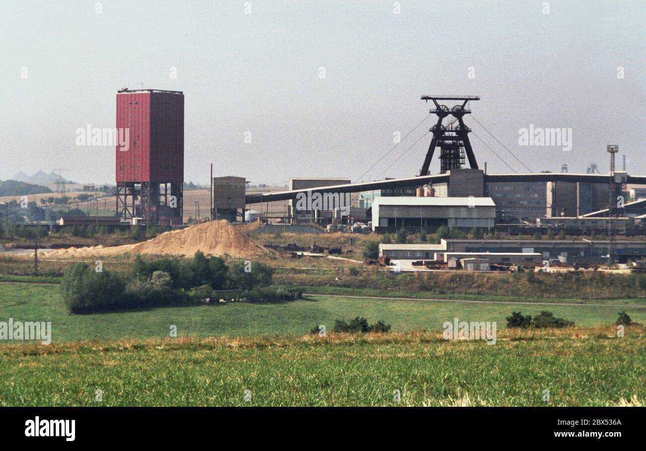 GDR / Economy / Thuringia / 8 / 1990 Uranium slag heaps in Drosen near Ronneburg. The plant belonged to the VEB Wismut, it was the most modern one and was shut down in 1990 // Environment / Soil / Uranium dumps / Mining / Radiation / Federal States The German-Soviet joint stock company was founded after the formation of the GDR, in order to enable the Soviet Union to continue to have access to uranium in the Ore Mountains. From 1946 to 1990, more than 200,000 tons of uranium ore were mined. When uranium mining was stopped in 1990, huge areas of overburden rubble and sludge had to be cleaned Stock Photo