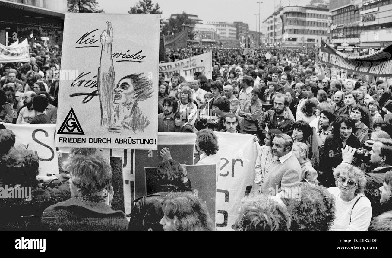 Berlin / trade union / 1.9.1981 Anti-war rally at Breitscheidplatz. In