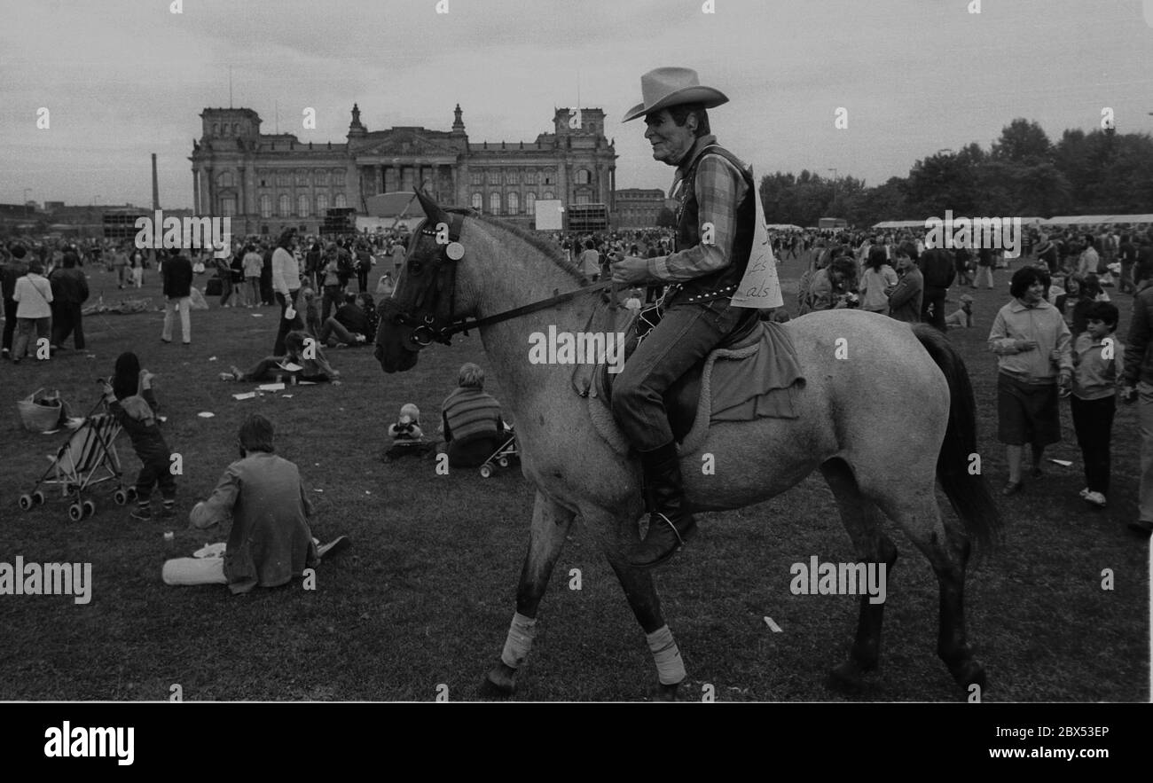 Berlin / 1980s / anti-missile demos / 29.8.1981 Peace festival in front of the Reichstag. Comboy Ronald Reagan, US President, rides // America / Armament / Peace movement // SPD / Anti-war / Allies [automated translation] Stock Photo