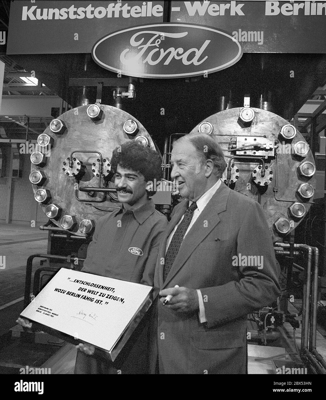 Berlin / Industry / 22.3.1982 Inauguration of a new Ford factory in Zehlendorf Henry Ford the Second with a Turkish worker. // Turks / Foreigners / USA / Allies [automated translation] Stock Photo