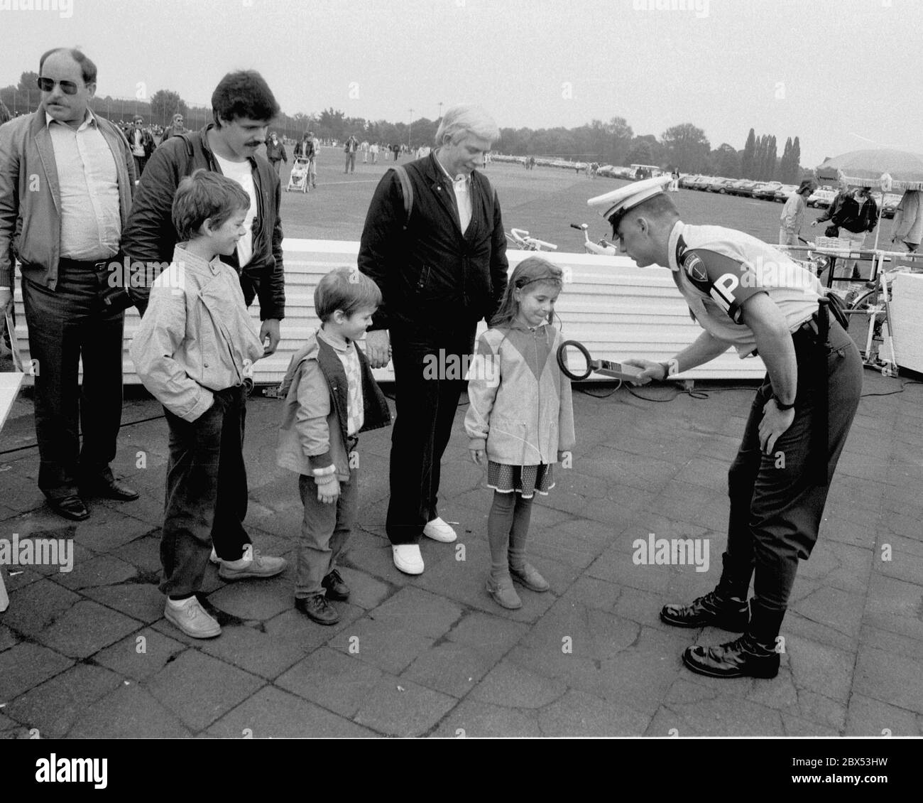 Berlin-Bezirke / Status / 12.5.1987 Open Day at Tempelhof Airport, which is a military airport of the American occupying power. Children and anything dangerous is scanned by the military police at the entrance // western allies / military / USA / [automated translation] Stock Photo