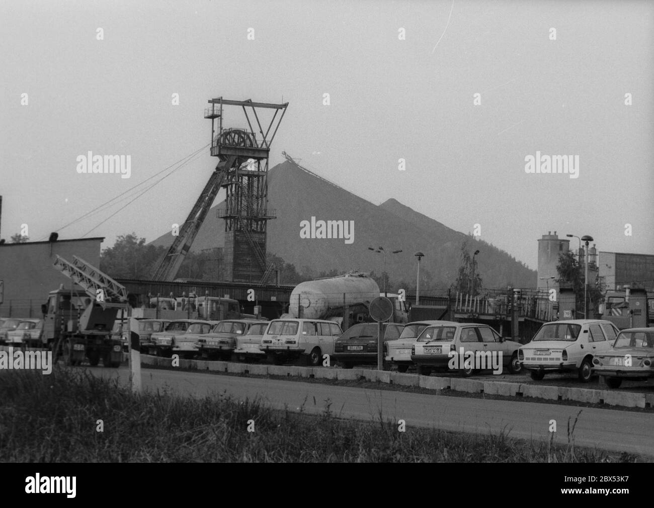 GDR / Economy / Thuringia / 8 / 1990 Uranium slag heaps in Drosen near Ronneburg. The plant belonged to the VEB Wismut, it was the most modern one and was shut down in 1990 // Environment / Soil / Uranium dumps / Mining / Radiation / Federal States The German-Soviet joint stock company was founded after the formation of the GDR, in order to enable the Soviet Union to continue to have access to uranium in the Ore Mountains. From 1946 to 1990, more than 200,000 tons of uranium ore were mined. When uranium mining was stopped in 1990, huge areas of overburden rubble and sludge had to be cleaned Stock Photo