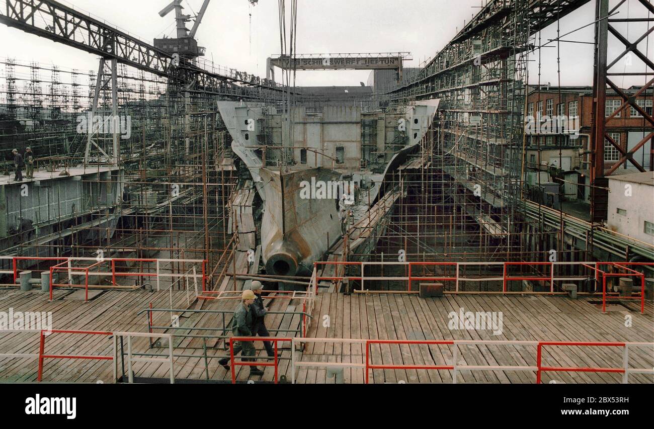 MecklenburgWestern Pomerania / GDR / 1990 NeptunWarnow shipyard in