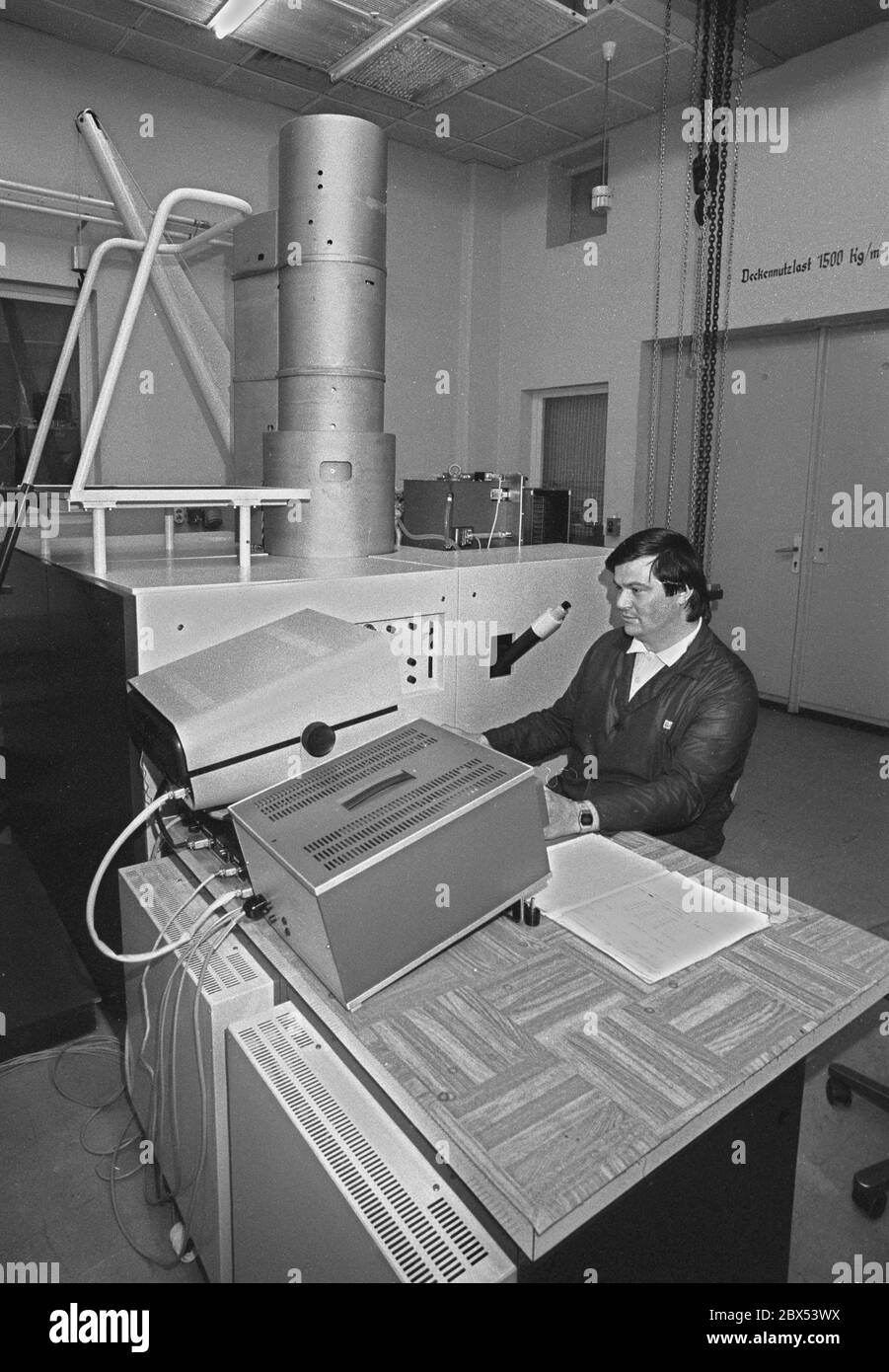 Thueringen Jena Gdr Industry 1990 Veb Carl Zeiss Jena Electron Beam Exposure Units Are Set Up They Are Used For Exposure Of Electronic Circuits This Part Of Zeiss Jena Was