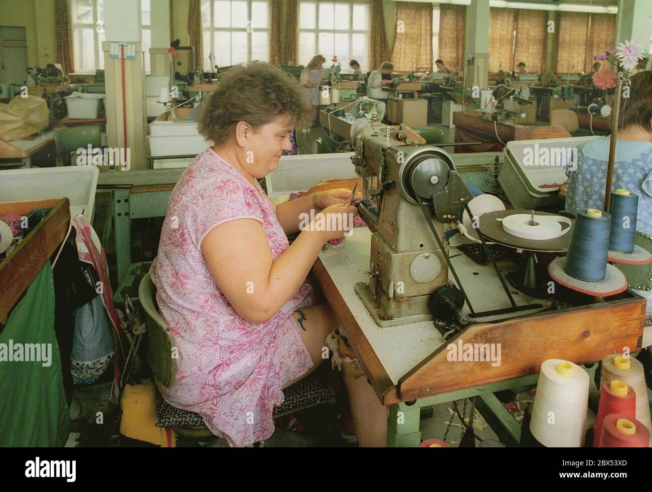 Federal States / Brandenburg / GDR / Industry / 1990 LUWA factory, Luckenwalder shoe factory. Produced sports shoes for the Soviet Union. It was not for sale. The photo shows how little the jobs were automated, low productivity. The factory was closed // Women / Labour / Trust / Federal States / GDR economy [automated translation] Stock Photo