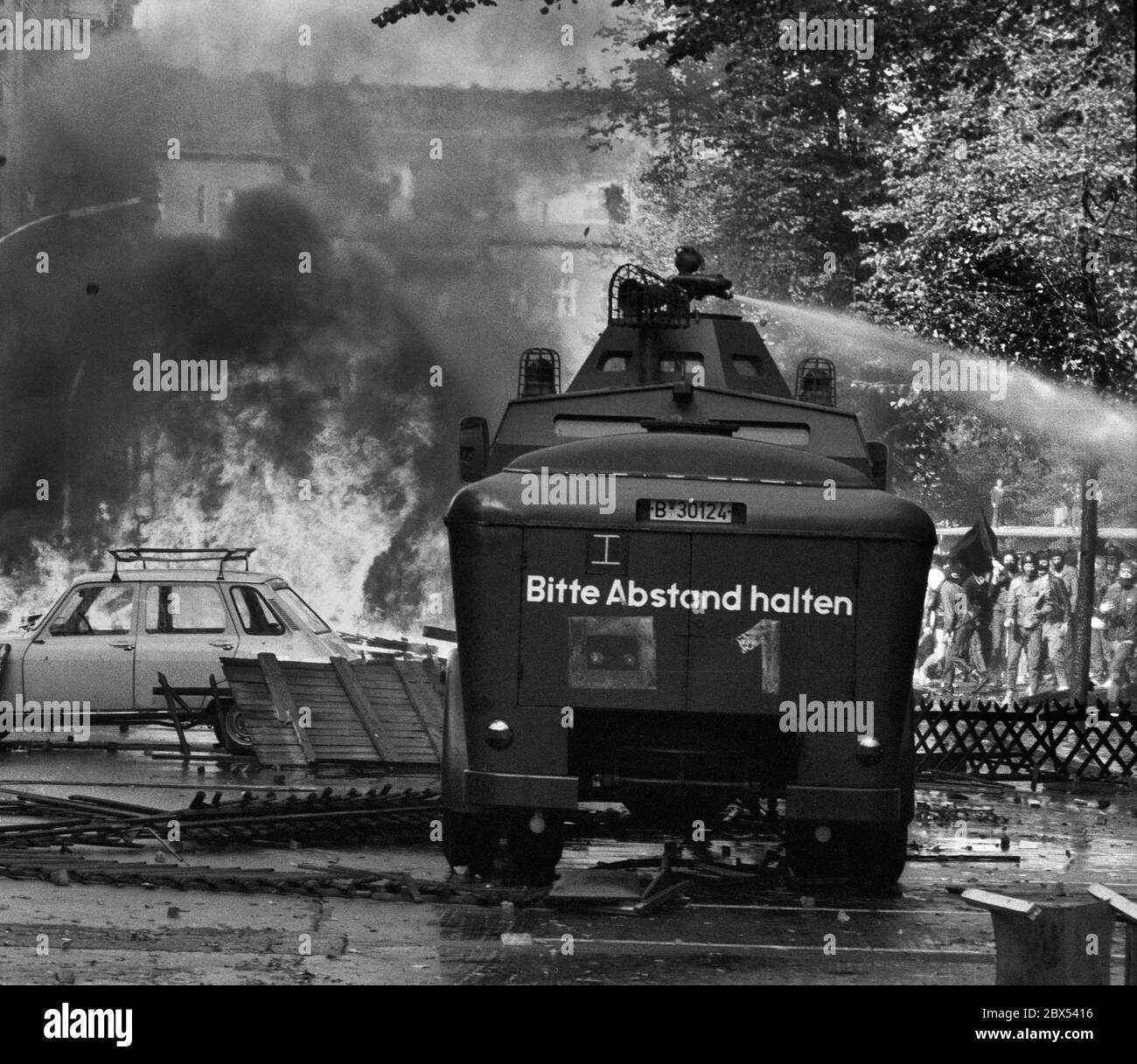 Berlin-Schoeneberg / Left Party / 13.9.1981. The American Secretary of Defense Haig comes to Berlin, left-wing group protests against American arms policy. Riots break out on Winterfeldtplatz. Barricades on Goltzstrasse, water cannons // Youth / Demo / Riots / Demo / Violence / Political actions / Left / Allied Haig had said before: there are more important things than peace. Rockets are to be stationed in Germany. [automated translation] Stock Photo