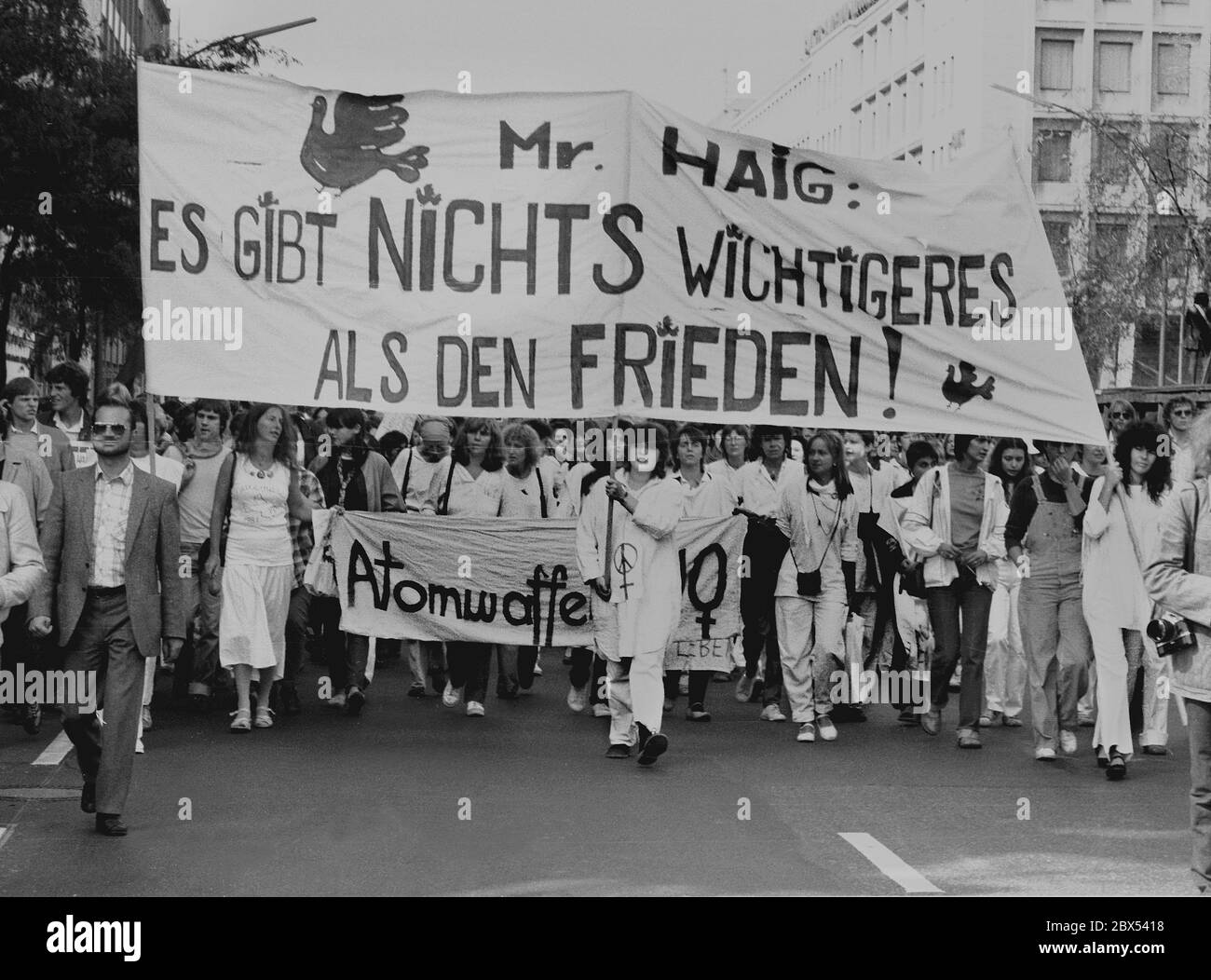 Berlin / 1980s / anti-missile demonstrations / 13.9.1981 Kurfuerstendamm: Demo during the visit of the American Secretary of State Haig to Berlin. For the left, Haig is a warmonger. Photo: Women's groups with peace slogan. Haig had said: There are more important things than peace // America / Armament / Peace movement / SPD / Anti-war / Allies / [automated translation] Stock Photo