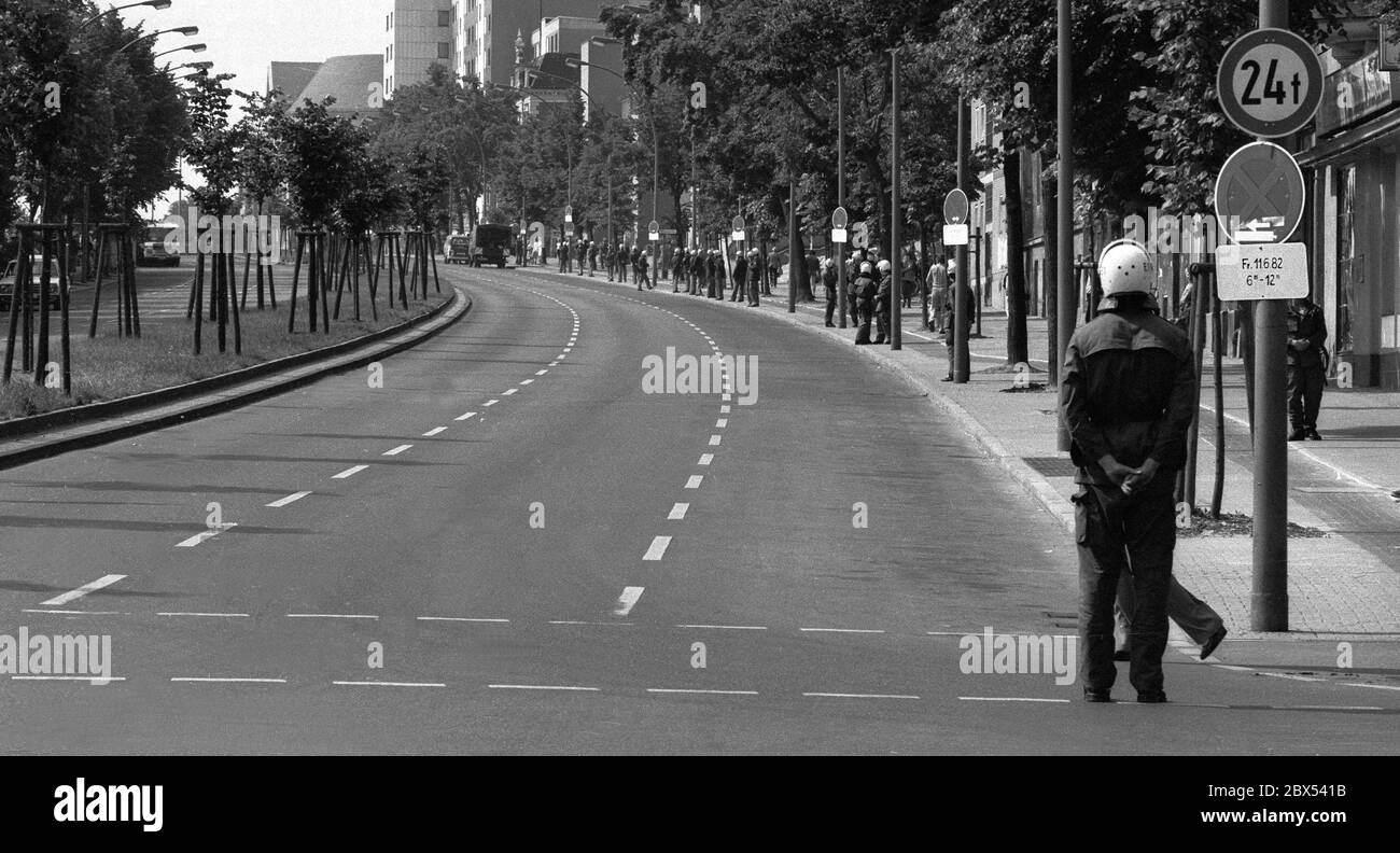 Berlin Districts / Left Groups / Police / 11.6.1987 Visit of the American  President Ronald Reagan to Berlin. At the Platz der Luftbruecke,  Mehringdamm, the police have formed a line. Nobody is