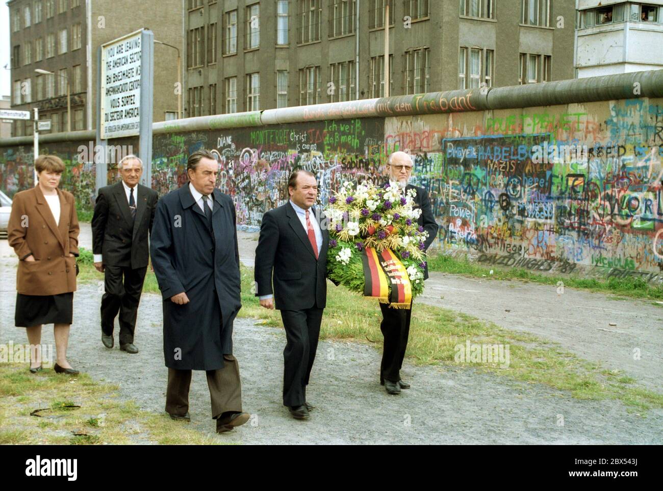 Berlin-Bezirke / Kreuzberg / 1987 Zimmerstrasse: Anniversary of the Berlin Wall: Laying of the wreath of the citizens' association at the monument for Peter Fechter. Heinrich Lummer, CDU, in front in the middle // Victims of the Wall / GDR / Wall [automated translation] Stock Photo