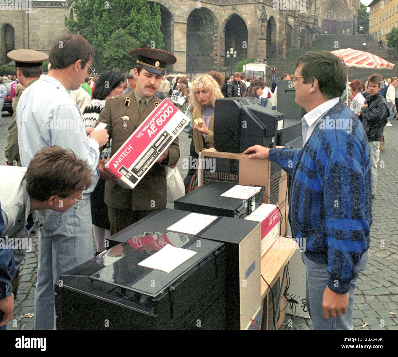 Thuringia / GDR / Soviet Union / 1990 A Soviet officer buys electrical appliances on the cathedral square in Erfurt. The return to his homeland is foreseeable and such devices are more valuable than money in these chaotic times. // Military / Soldier / Unification / Federal States [automated translation] Stock Photo
