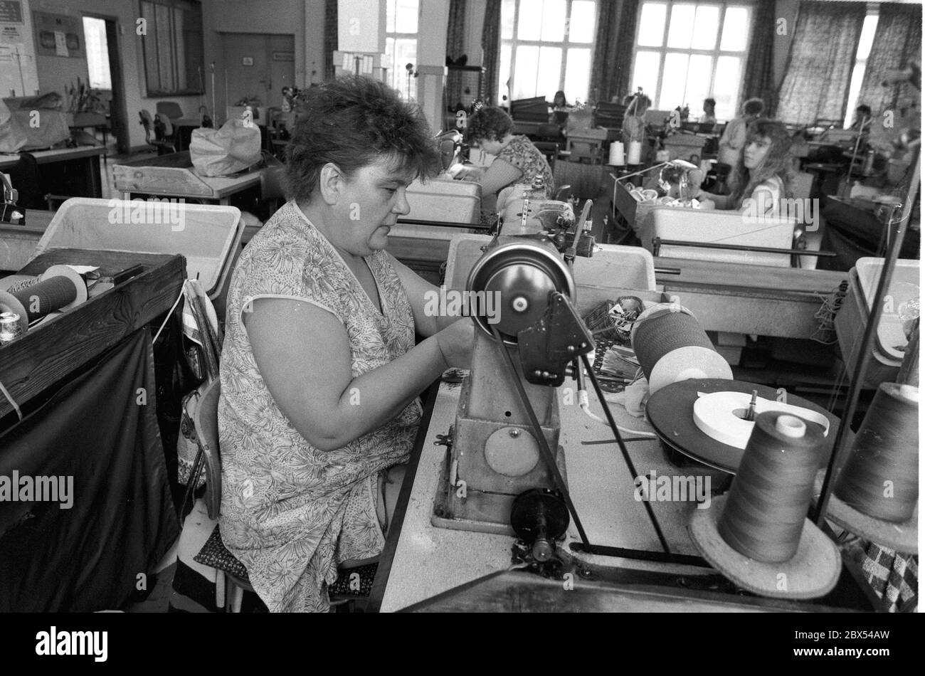 Federal States / Brandenburg / GDR / Industry / 1990 LUWA factory, Luckenwalder shoe factory. Produced sports shoes for the Soviet Union. It was not for sale. The photo shows how little the jobs were automated, low productivity. The factory was closed // Women / Labour / Trust / Federal States / GDR economy [automated translation] Stock Photo