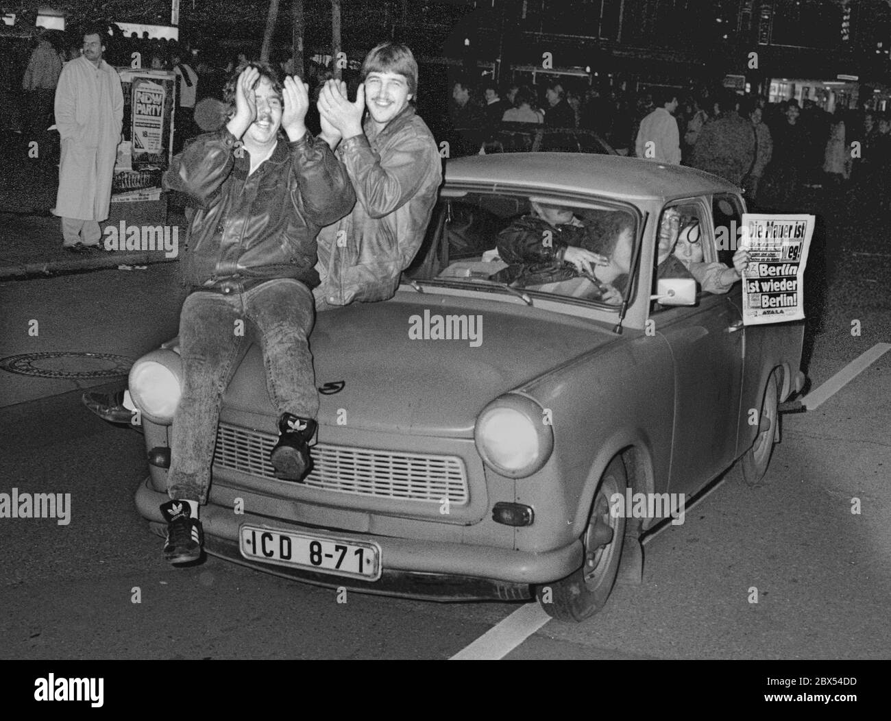 Berlin / GDR / 1989 The wall is gone ! Kurfuerstendamm in the night from November 9th to 10th, 1989. Since a few hours the wall is no more an obstacle. These East Berliners celebrate on the Ku-Damm with thousands of others. A Trabant in front of the Kranzler: // Unification / Kurfuerstendamm/ History / History / Communism [automated translation] Stock Photo