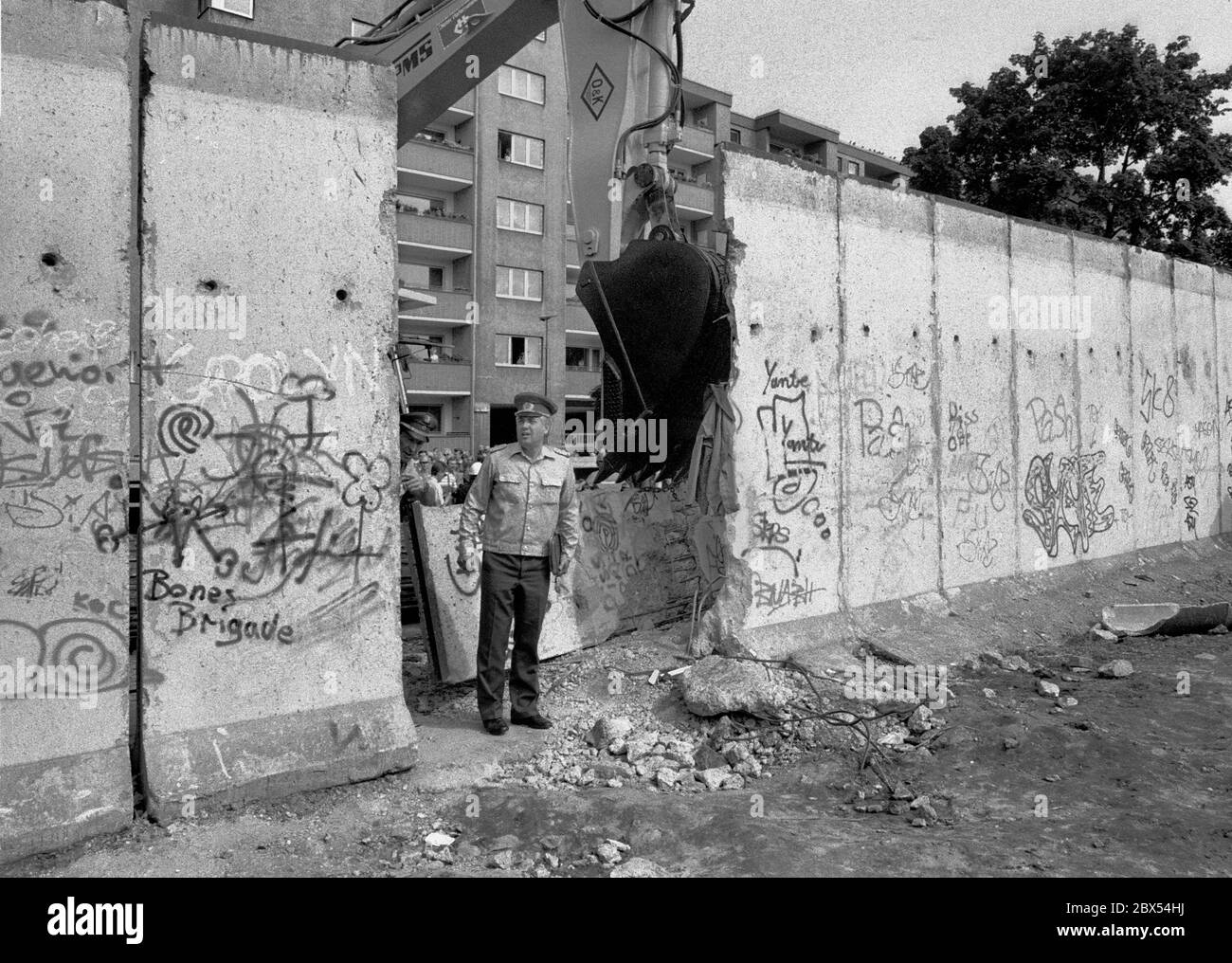 Berlin-Bezirke / Wedding / Mitte / 1990 Bernauer Strasse: The Wall falls ! On 12 June 1990 in Berlin-Wedding, Bernauer Strasse. When the Wall was built in 1961, people jumped out of the windows onto the sidewalk to get to West Berlin. Now the border is gone. GDR border guards with heavy equipment to tear down the Wall. // Berlin Wall [automated translation] Stock Photo