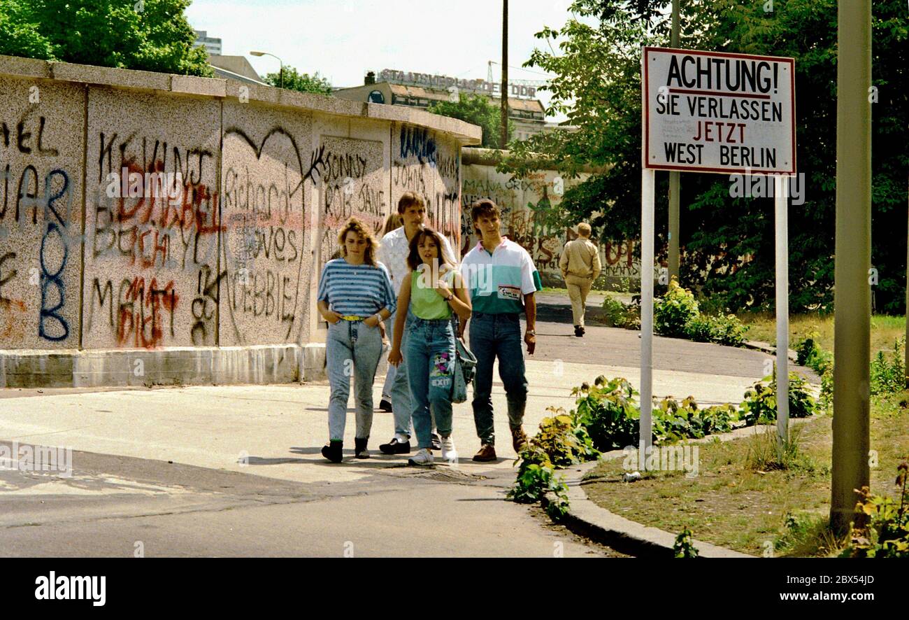 Berlin / GDR / 1987 The Wall at the Brandenburg Gate. It is located at the end of West Berlin, only tourists look at it. On the right the sector sign- Attention You are now leaving West Berlin- // Berlin-Status / // Berlin-City / Region / History / History / Communism [automated translation] Stock Photo