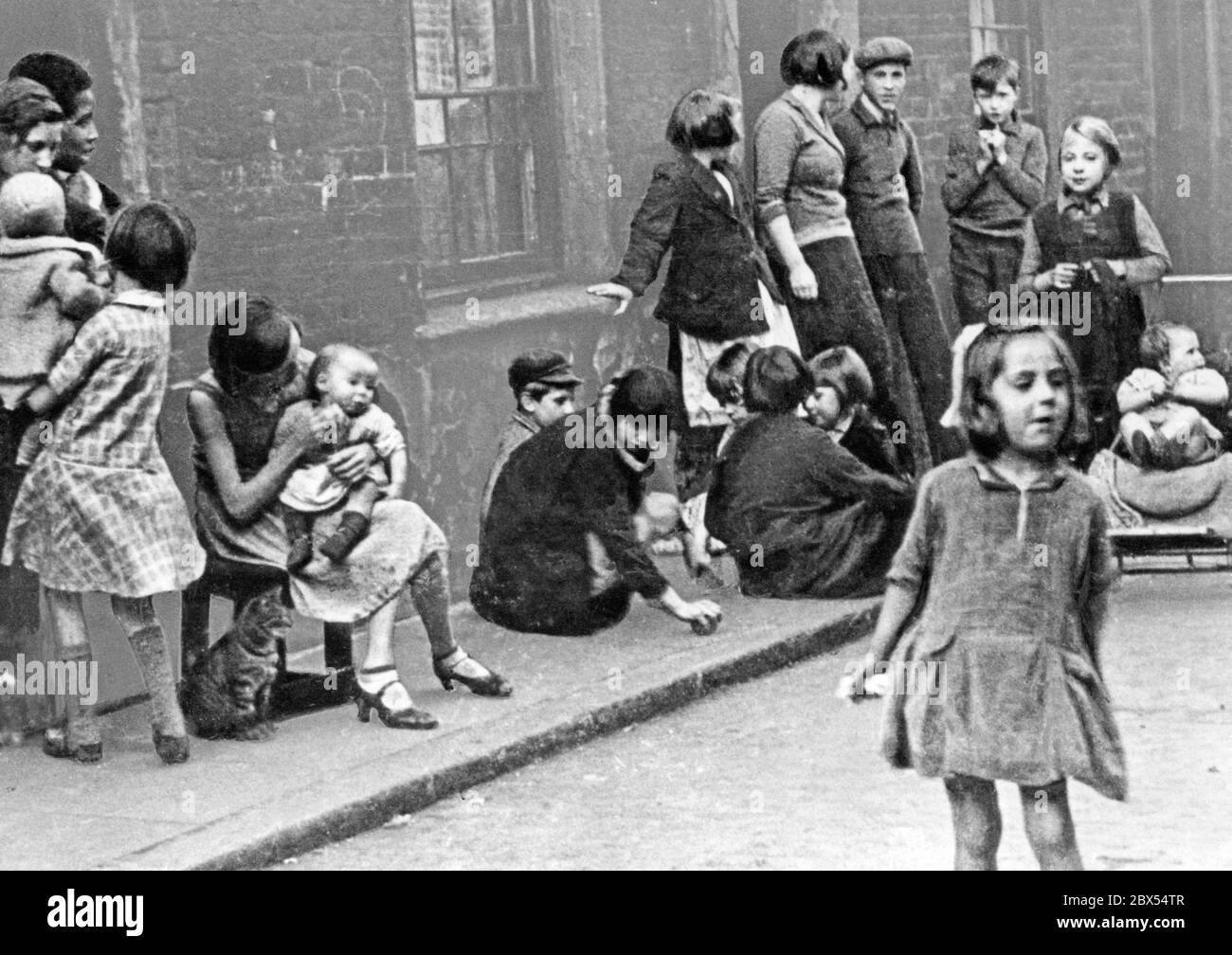 Mother And Pram 1930 Black And White Stock Photos Images Alamy mother-and-pram-1930-black-and-white-stock-photos-images-alamy