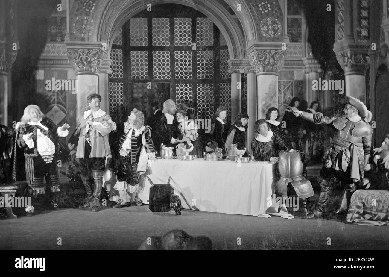 First performance of the drama 'Der Generaloberst' by Ernst von Wildenbruch at the Weimar Hoftheater on 14 April: The main scene of Act IV. From the left: Ruppa (G. Heltzig) and King Friedrich (K. Grube). The couple behind the table: Jessenius (E. Wilhelmi) and Genoveva (Fraeulein Scholz). The man pointing is Generalfeldoberst (K. Weiser) and to the right of him sits Elisabeth (Fraeulein Schiffel). Stock Photo