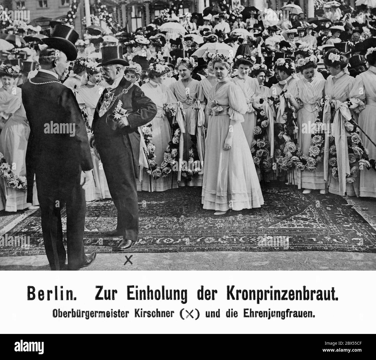 Ladies of honor were appointed in particular for the reception of male members of the numerous ruling dynasties within the empire. The photo was taken at the wedding of the Prussian Crown Prince Whelm in Berlin, when the eldest son of Kaiser Wilhelm II married Princess Cecilie. Berlin's Lord Mayor Martin Kirschner is marked with an x. Stock Photo