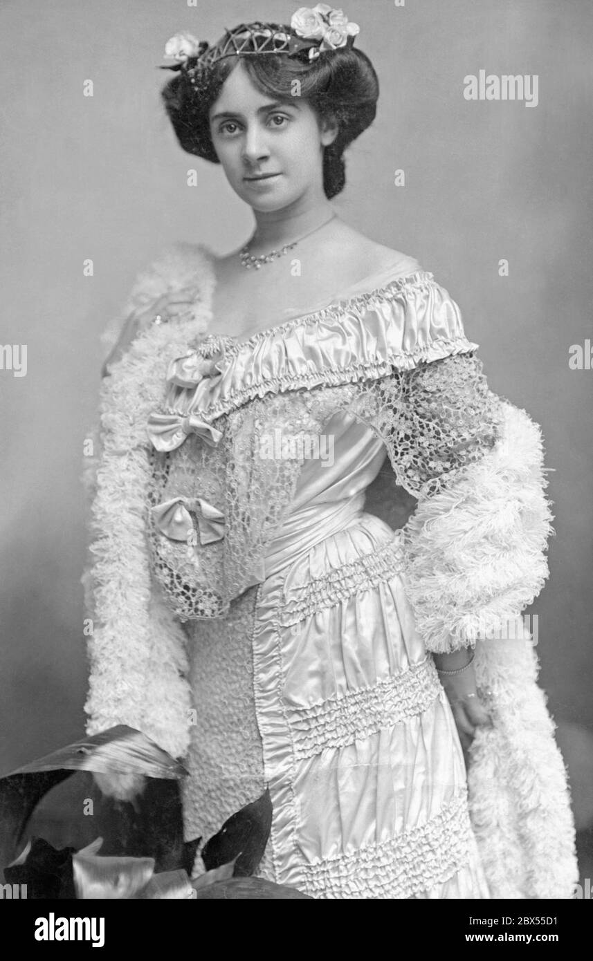 Young woman in fine clothes. Undated photo. Stock Photo