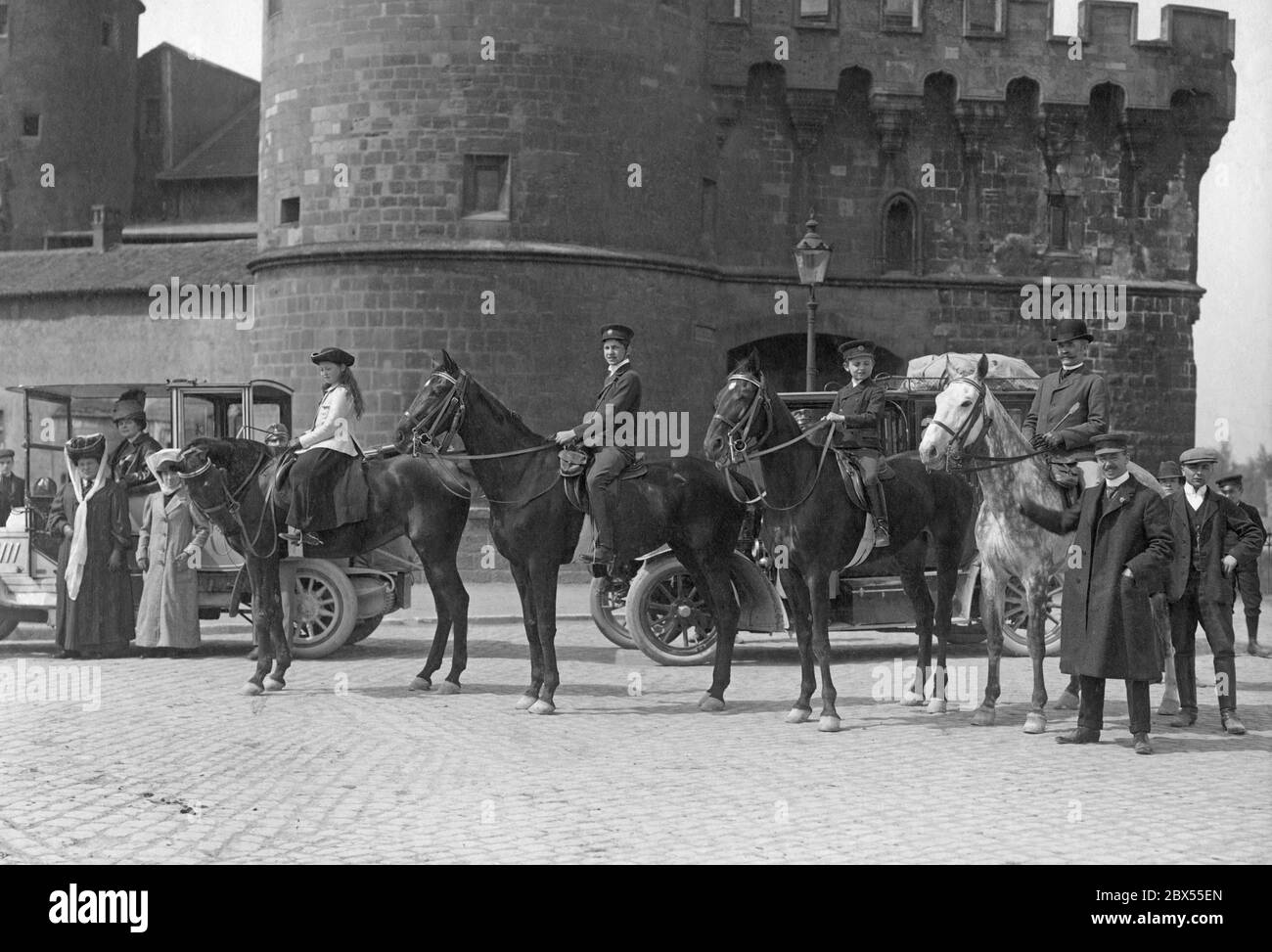 From the left: Prince Otto Schaumburg-Lippe, Countess Hagenburg, wife of the Prince, in an automobile. On horseback: Countess Hermine, Count Wilhelm, Count Otto Heinrich von Hagenburg. Stock Photo