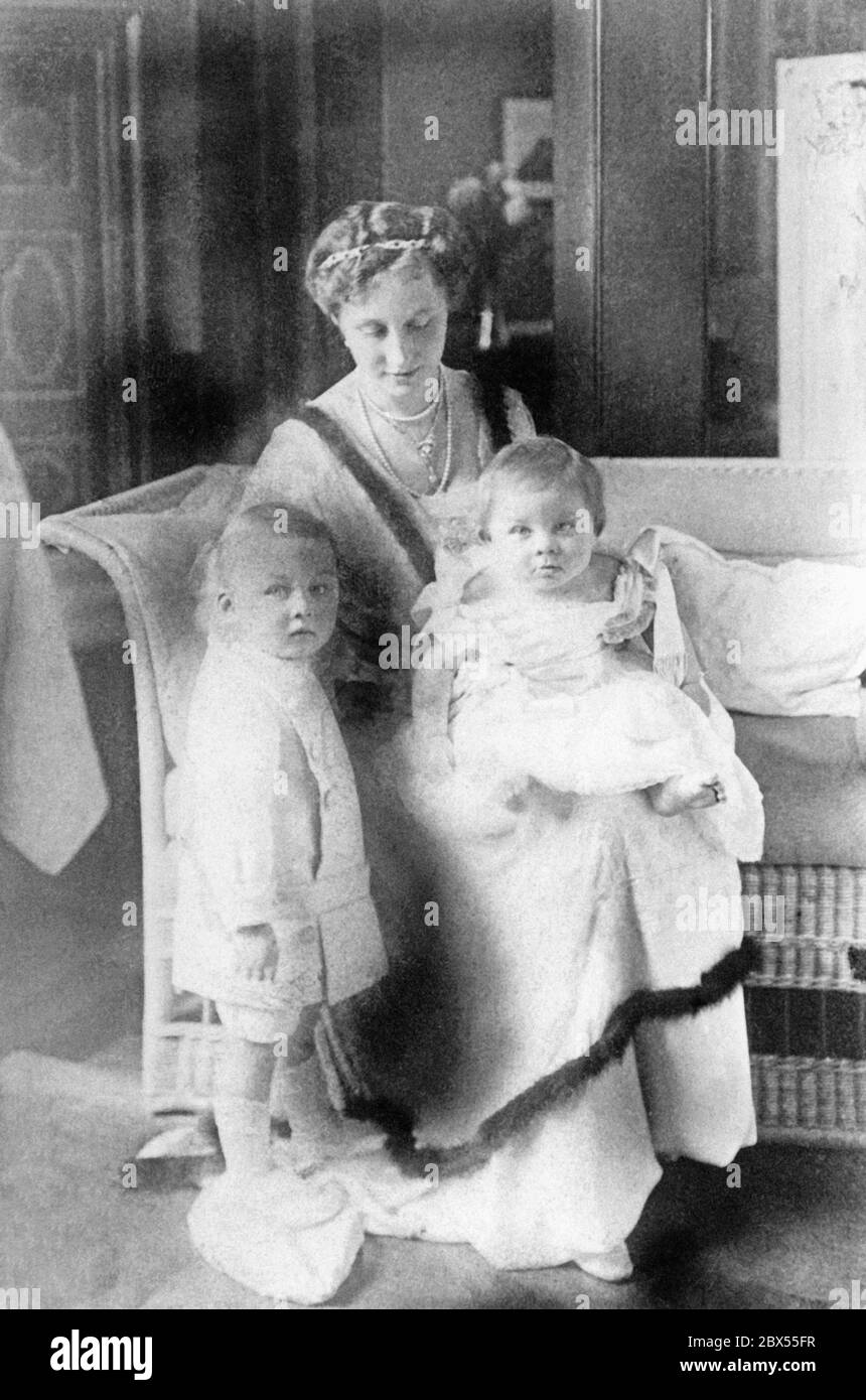 The daughter of Emperor Wilhelm II, Duchess of Brunswick-Lueneburg, with her two sons, Ernst August Jr. and Georg Wilhelm, from her marriage to Duke Ernst August of Brunswick-Lueneburg. Stock Photo