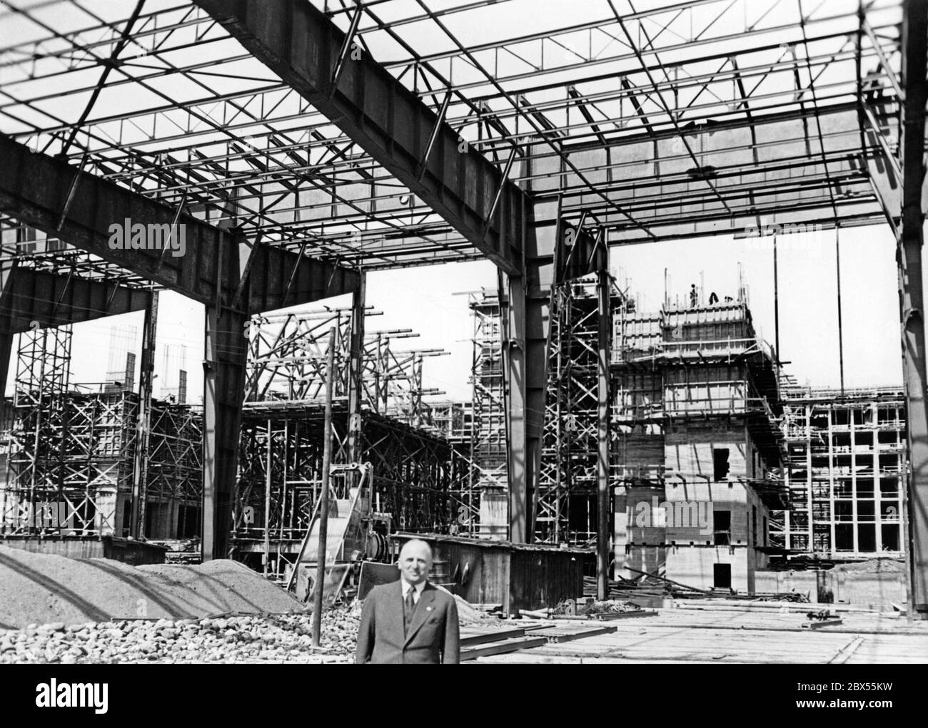 The architect of the Berlin-Tempelhof airport, Ernst Sagebiel, on the building site in May 1937. Stock Photo