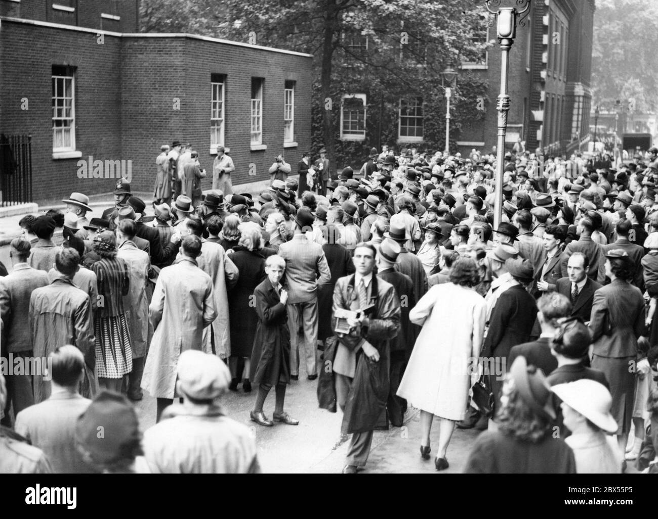 A crowd is waiting for news about the political situation concerning Germany in front of No. 10 Downing Street. Stock Photo