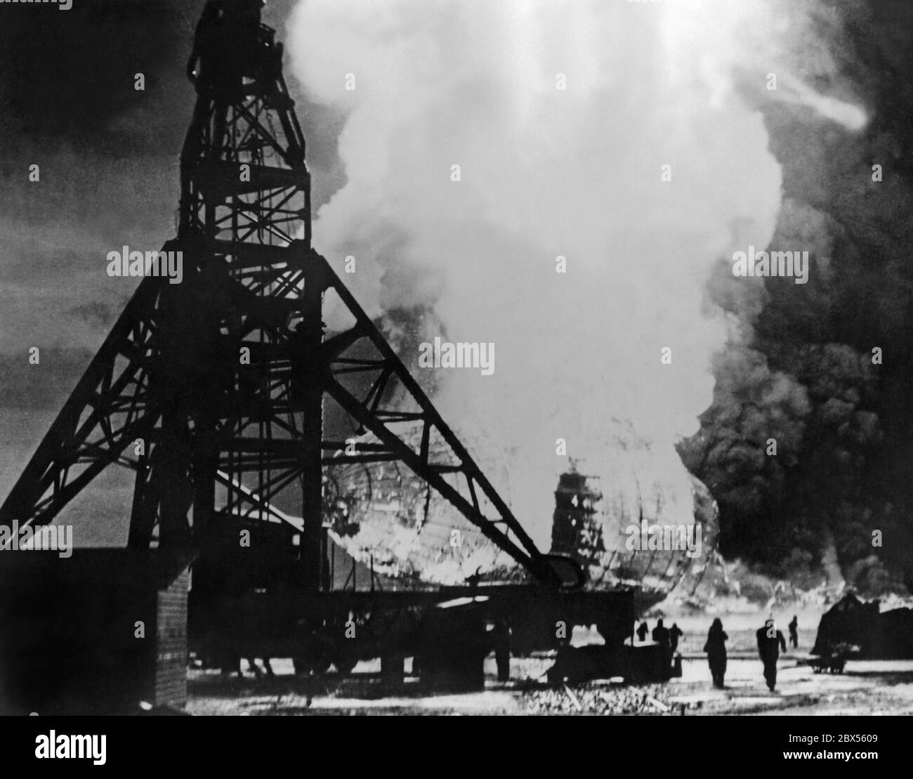 Crash of the airship LZ 129 Hindenburg, Lakehurst on 06.05.1937. In the foreground is the anchor mast. Stock Photo