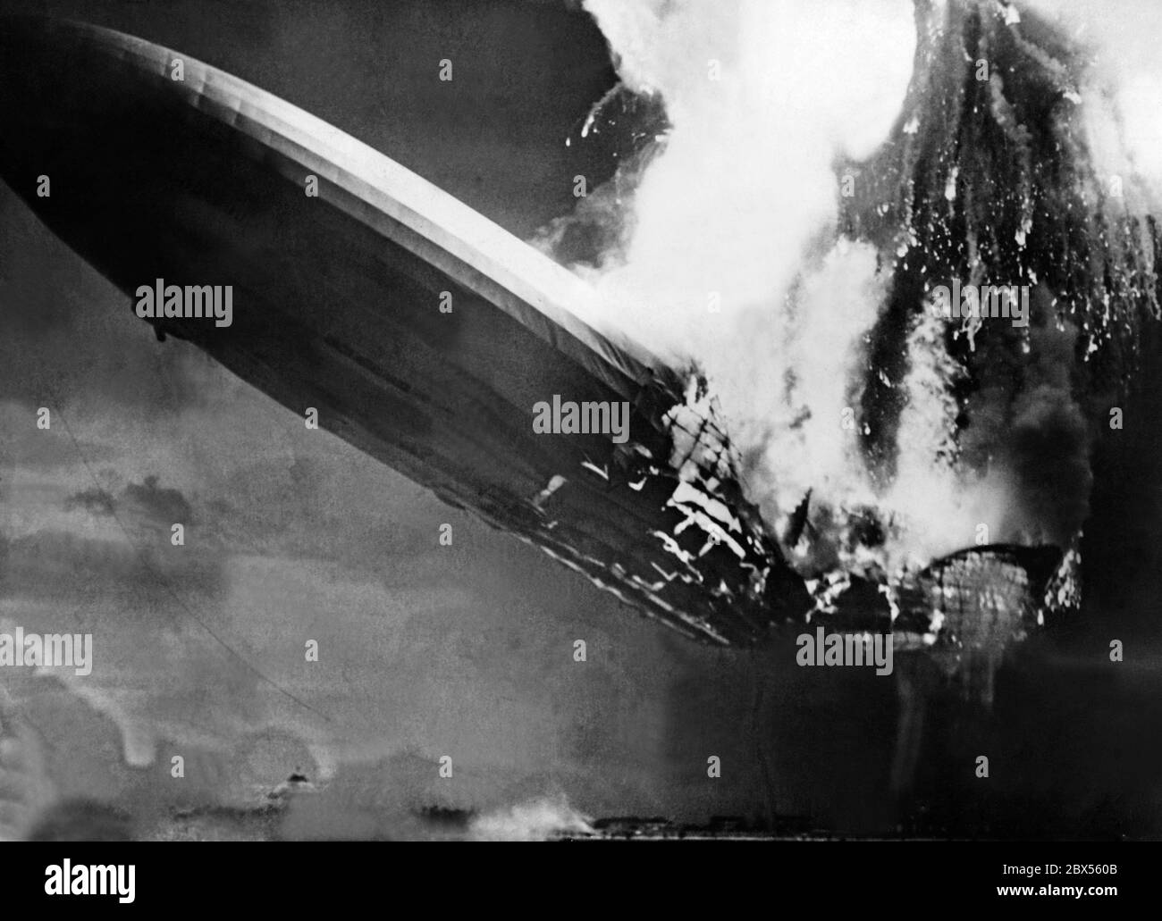 Crash of the airship LZ 129 Hindenburg, Lakehurst on 06.05.1937. Stock Photo