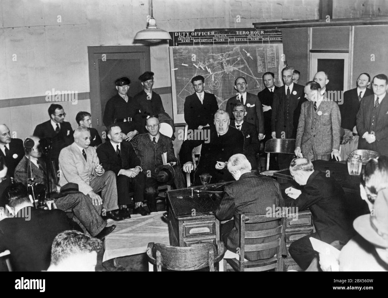 Commission of inquiry into the crash of the 'Hindenburg' at Lakehurst. In the middle, Dr. Eckener, right behind him, Dr. Duerr. Stock Photo
