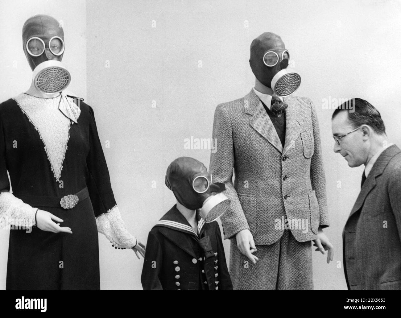 At the exhibition 'Gesundes Leben - Frohes Schaffen' ( Healthy Life - Glad Work) in Berlin in 1938,  an average German family is displayed wearing breathing masks. Stock Photo