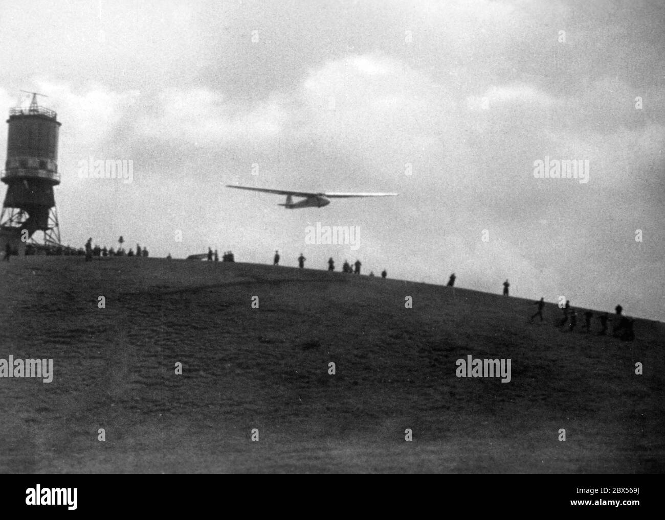 Launch of a glider in the Rhoen Mountains. (UFA-Tonwoche Nr. 465 Stock ...