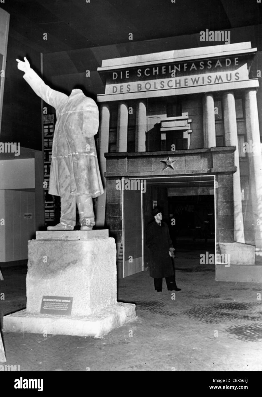 View of the exhibition 'The Soviet Paradise' in the Berlin Lustgarten: The room 'Bolshevism's sham facade' with Lenin monument. Stock Photo