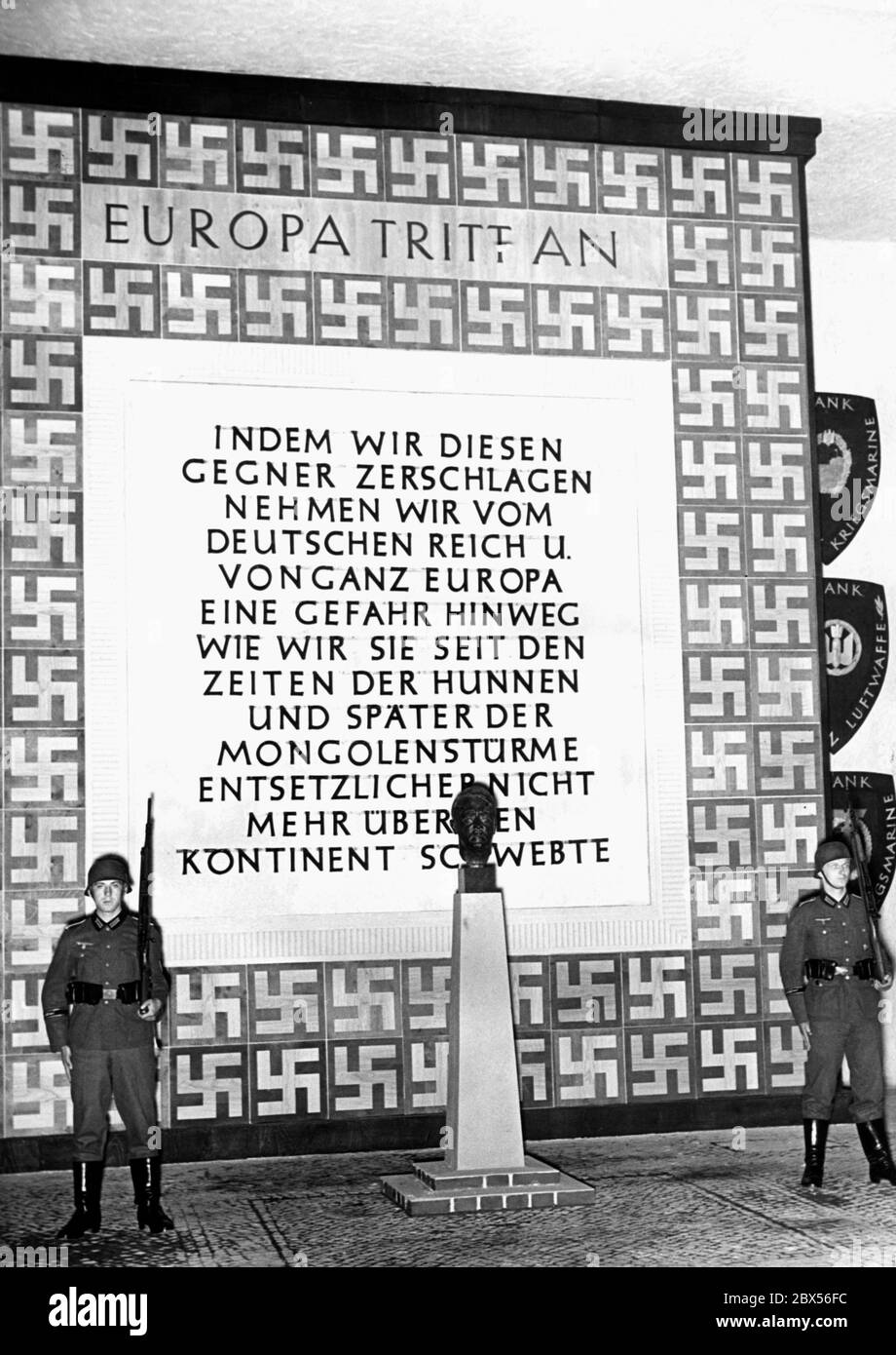 View of the exhibition 'The Soviet Paradise' in the Berlin Lustgarten: Soldiers next to a bust of Hitler and the inscription 'Europe steps up'. Stock Photo